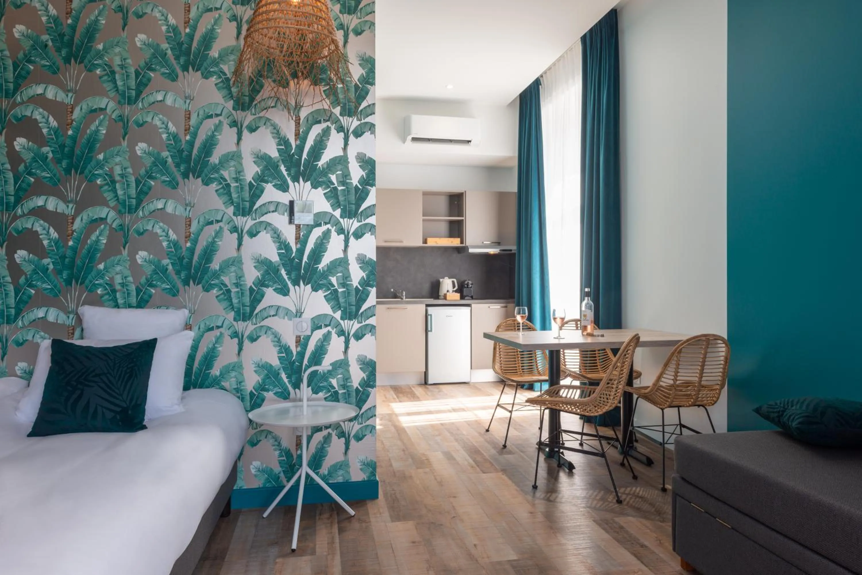 Kitchen or kitchenette in Château de Tauzies, The Originals Relais