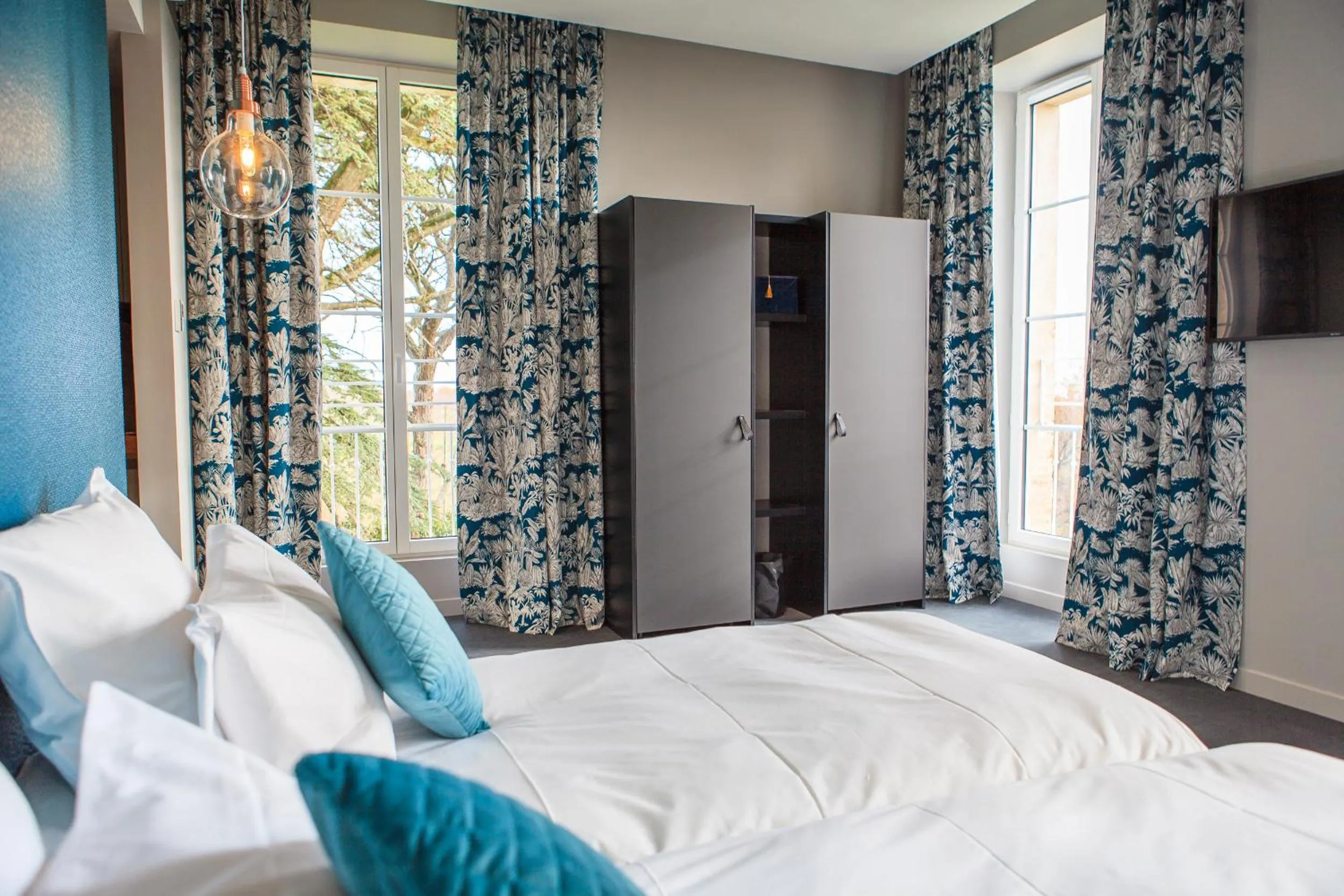 Photo of the whole room, Bed in Château de Tauzies, The Originals Relais