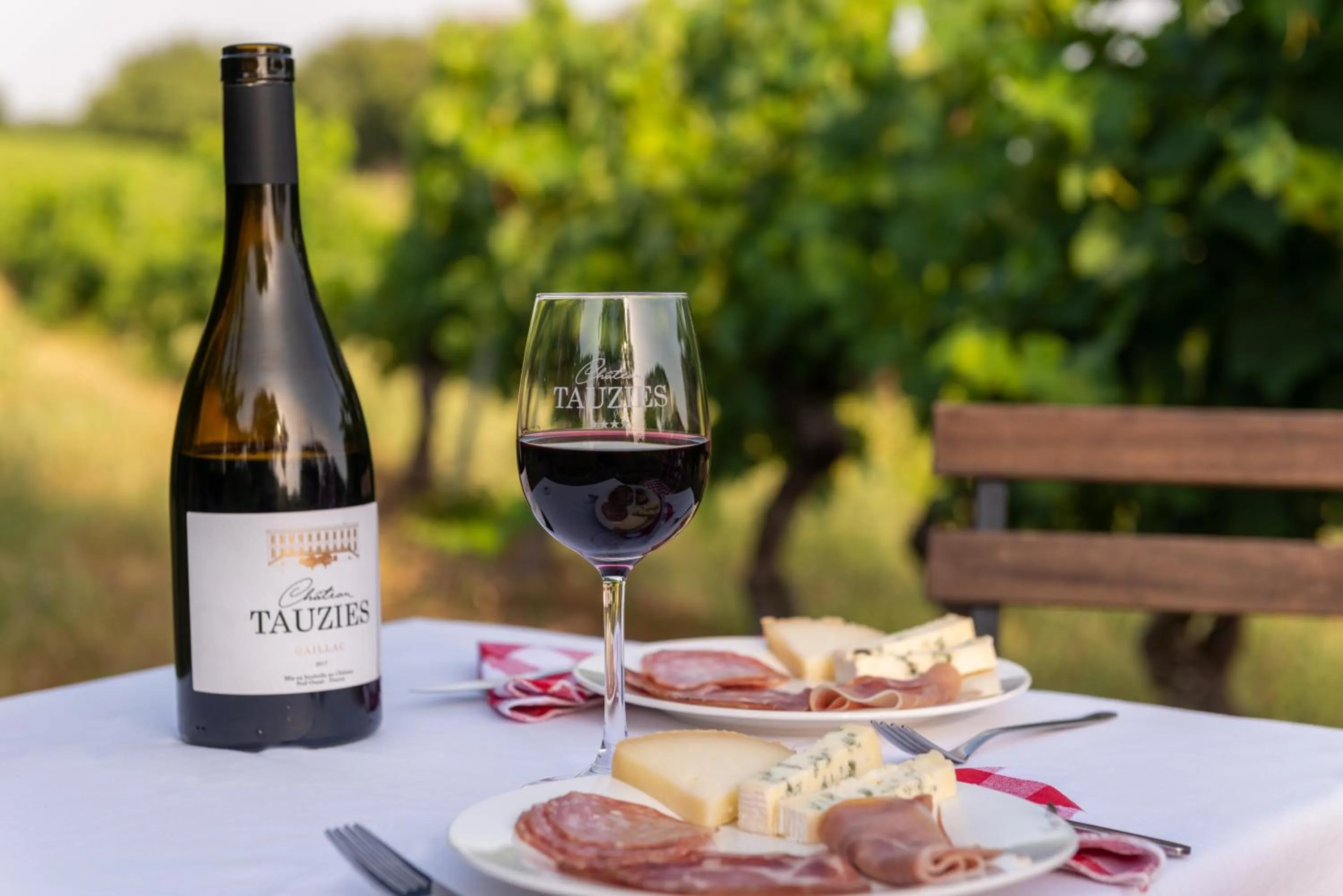 Food and drinks in Château de Tauzies, The Originals Relais