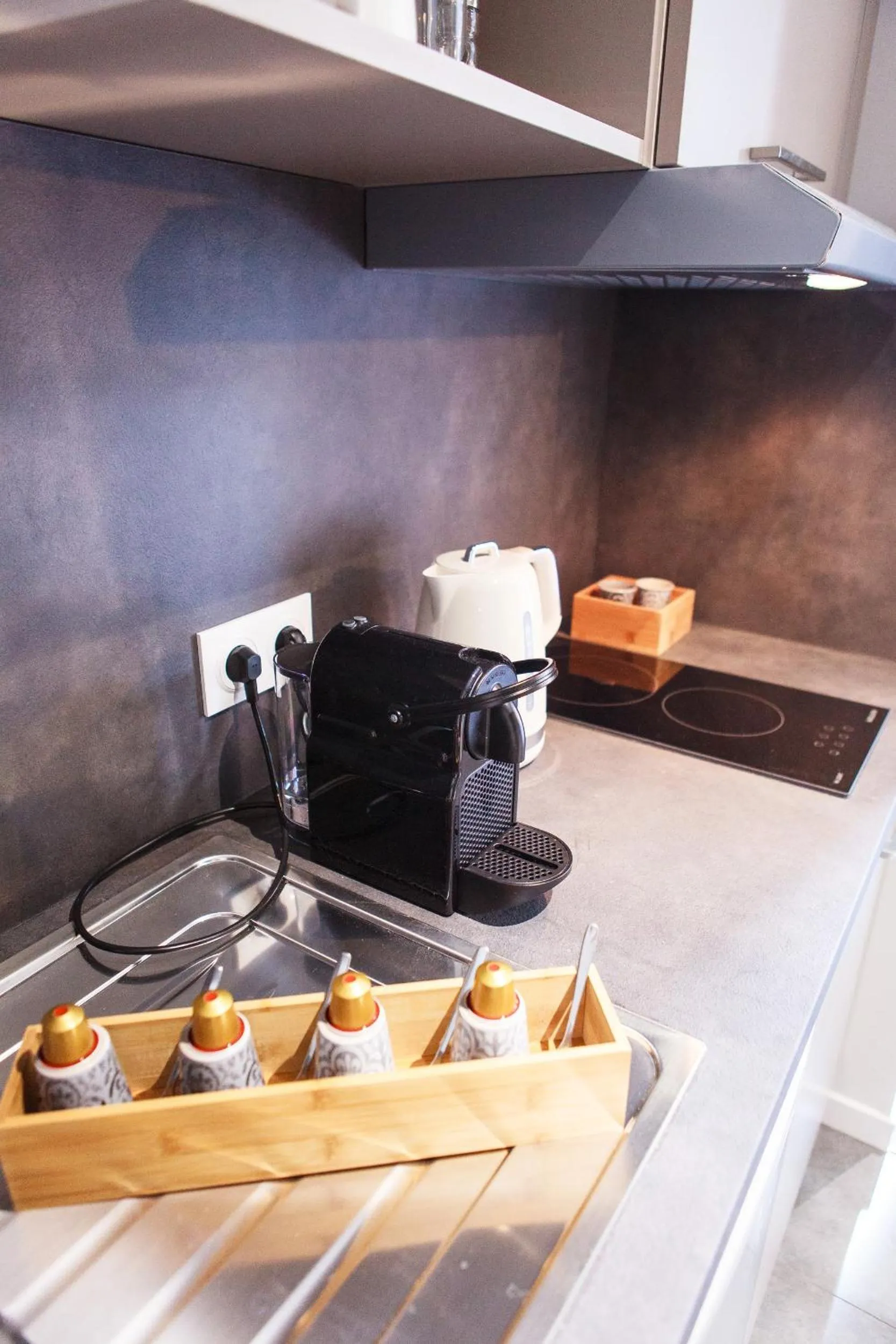 Coffee/tea facilities in Château de Tauzies, The Originals Relais