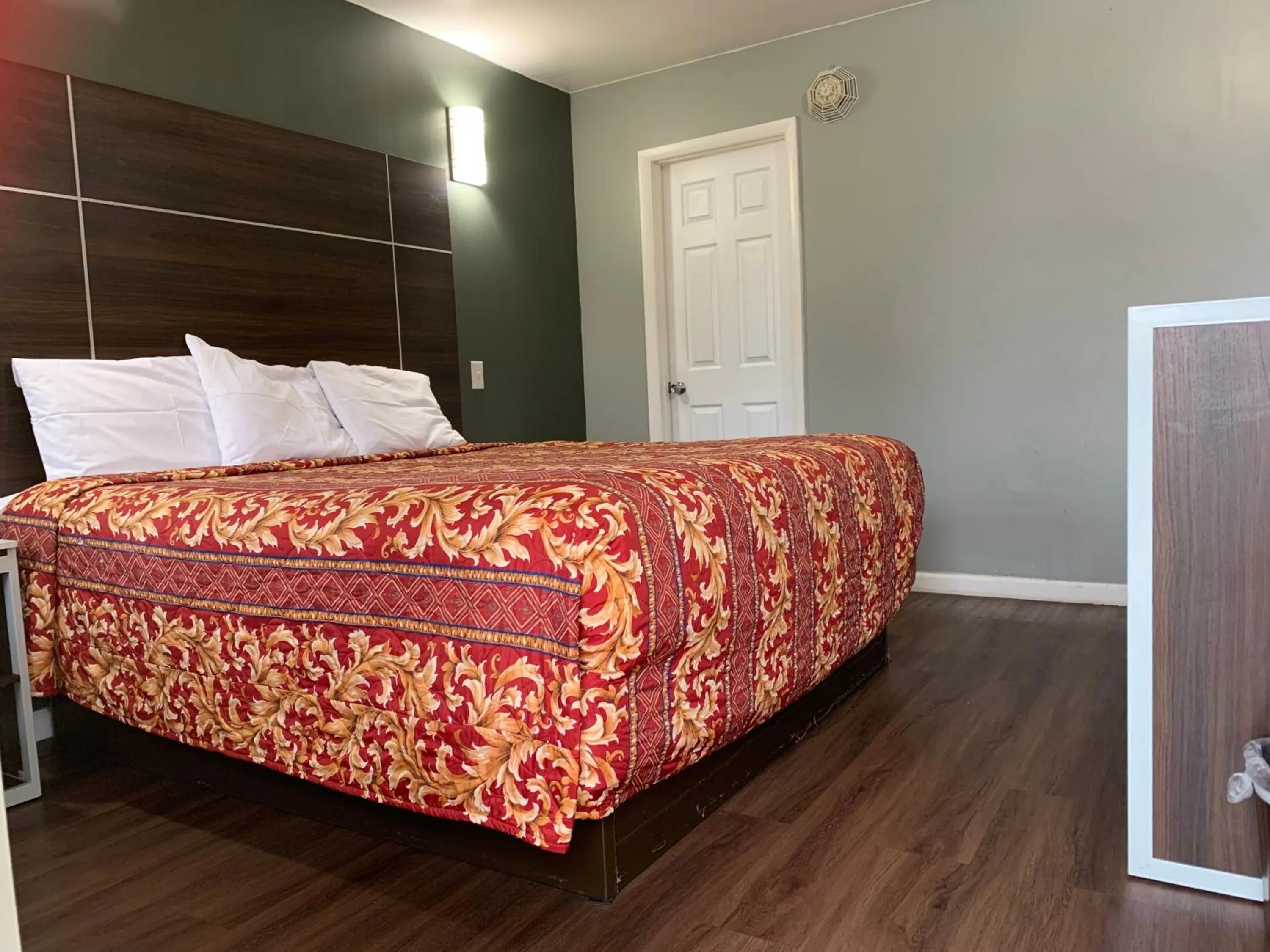 Bed in Red Carpet Inn - Norristown