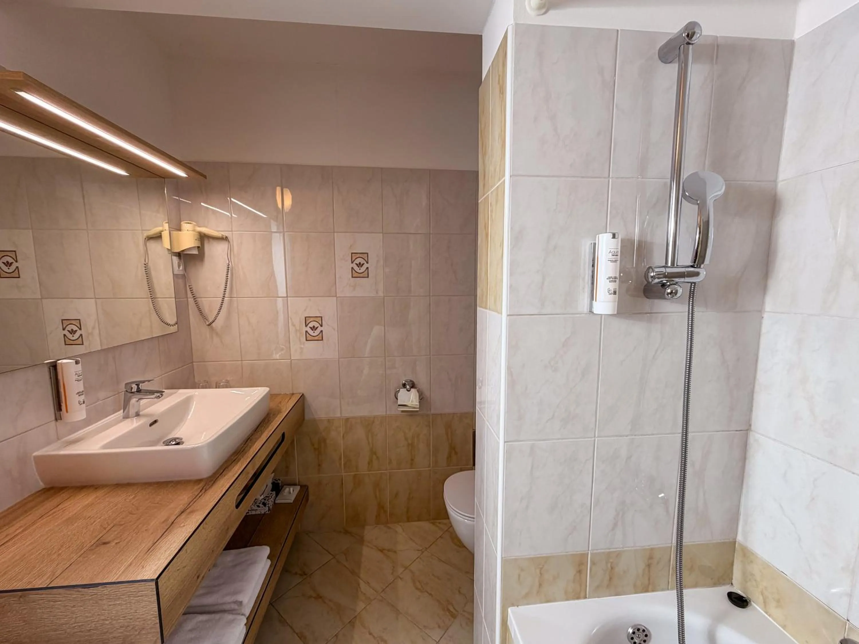 Bathroom in Hotel Tripič, restaurant and pizzeria