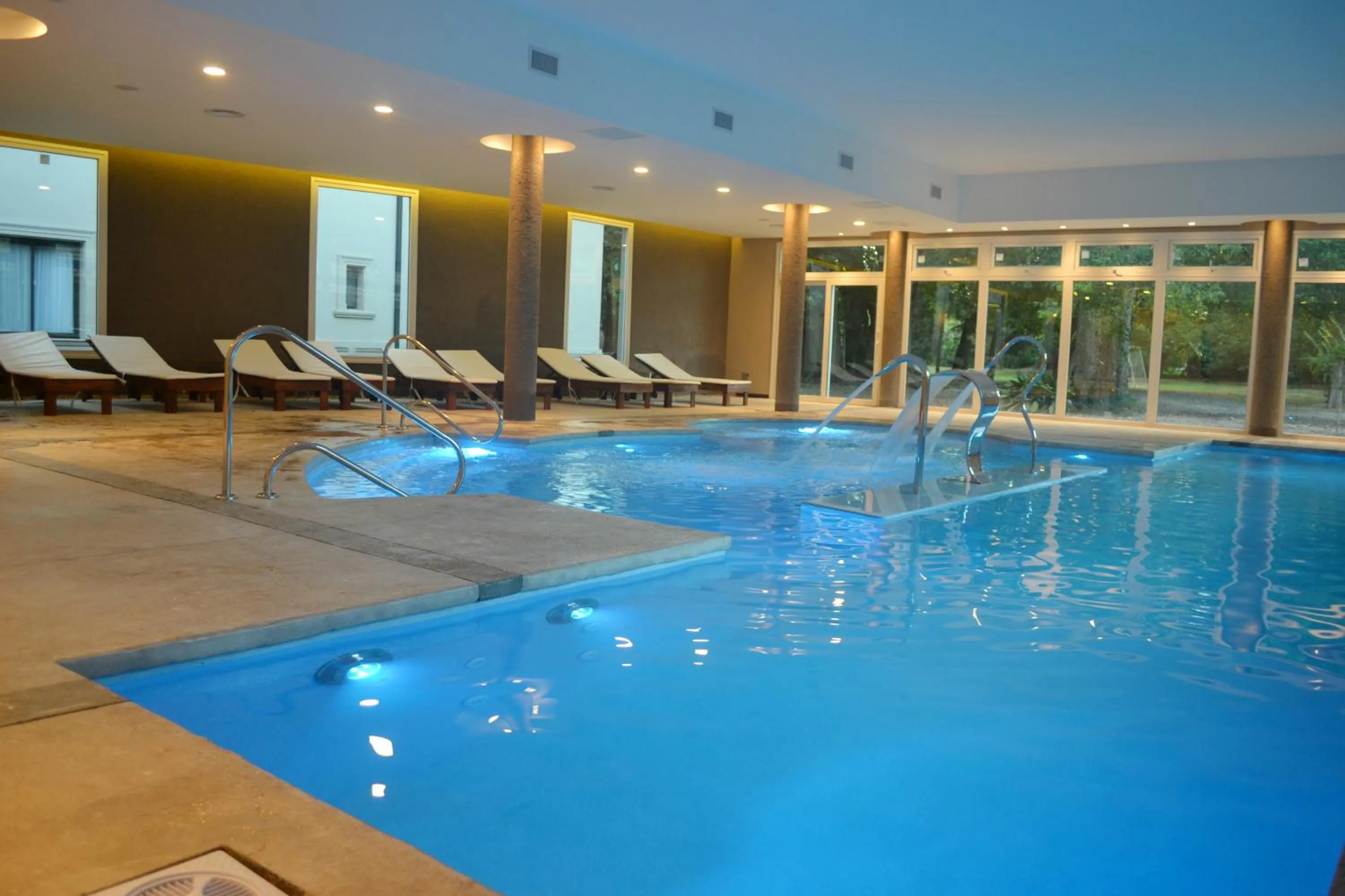 Swimming pool in Howard Johnson Resort & Spa Escobar