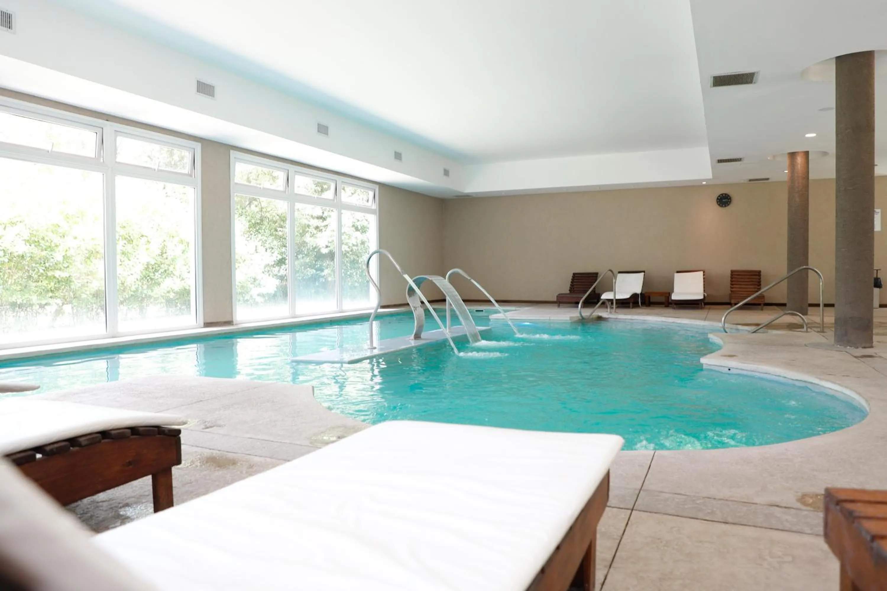 Swimming pool in Howard Johnson Resort & Spa Escobar