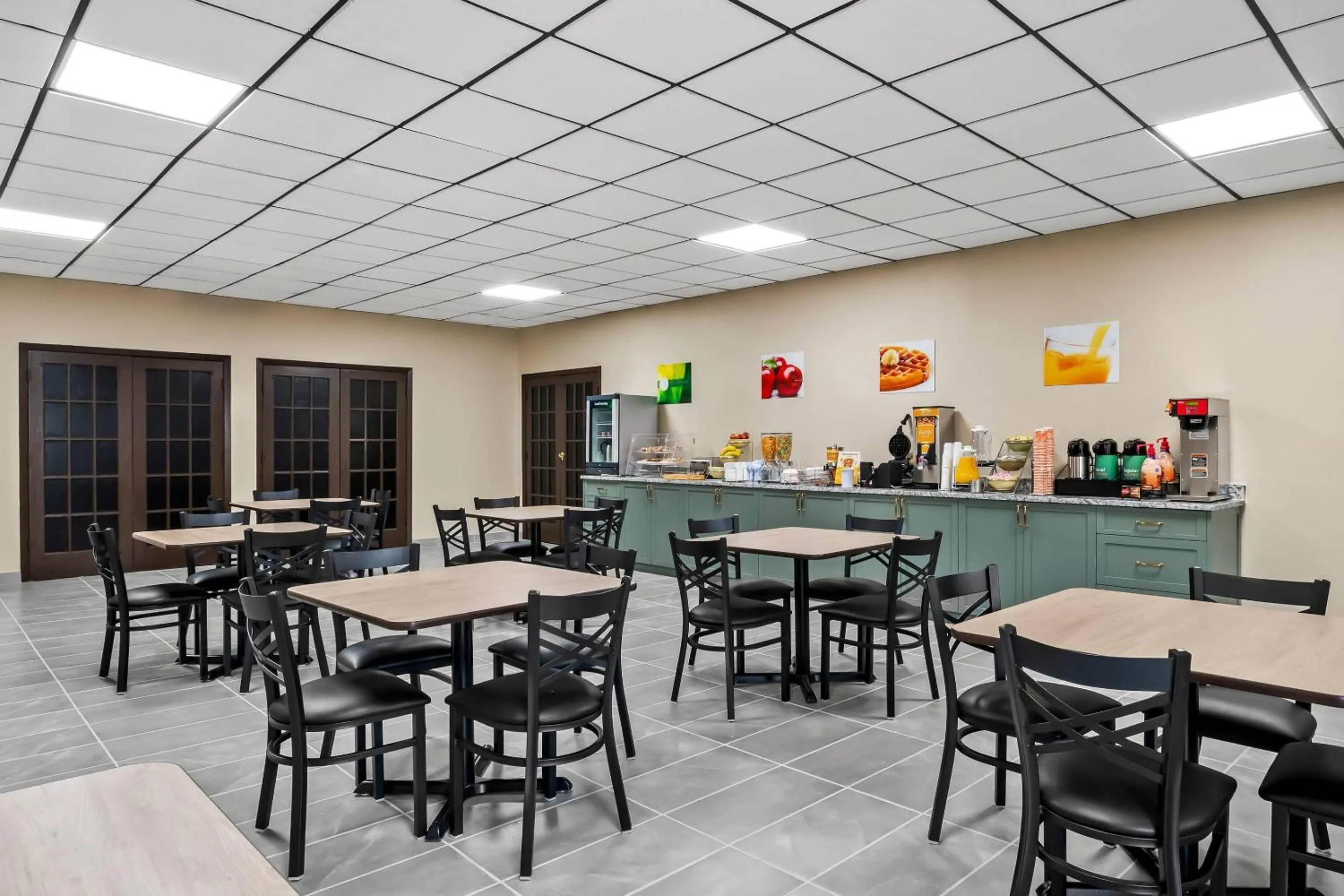 Breakfast in Suburban Studios Harvey - New Orleans