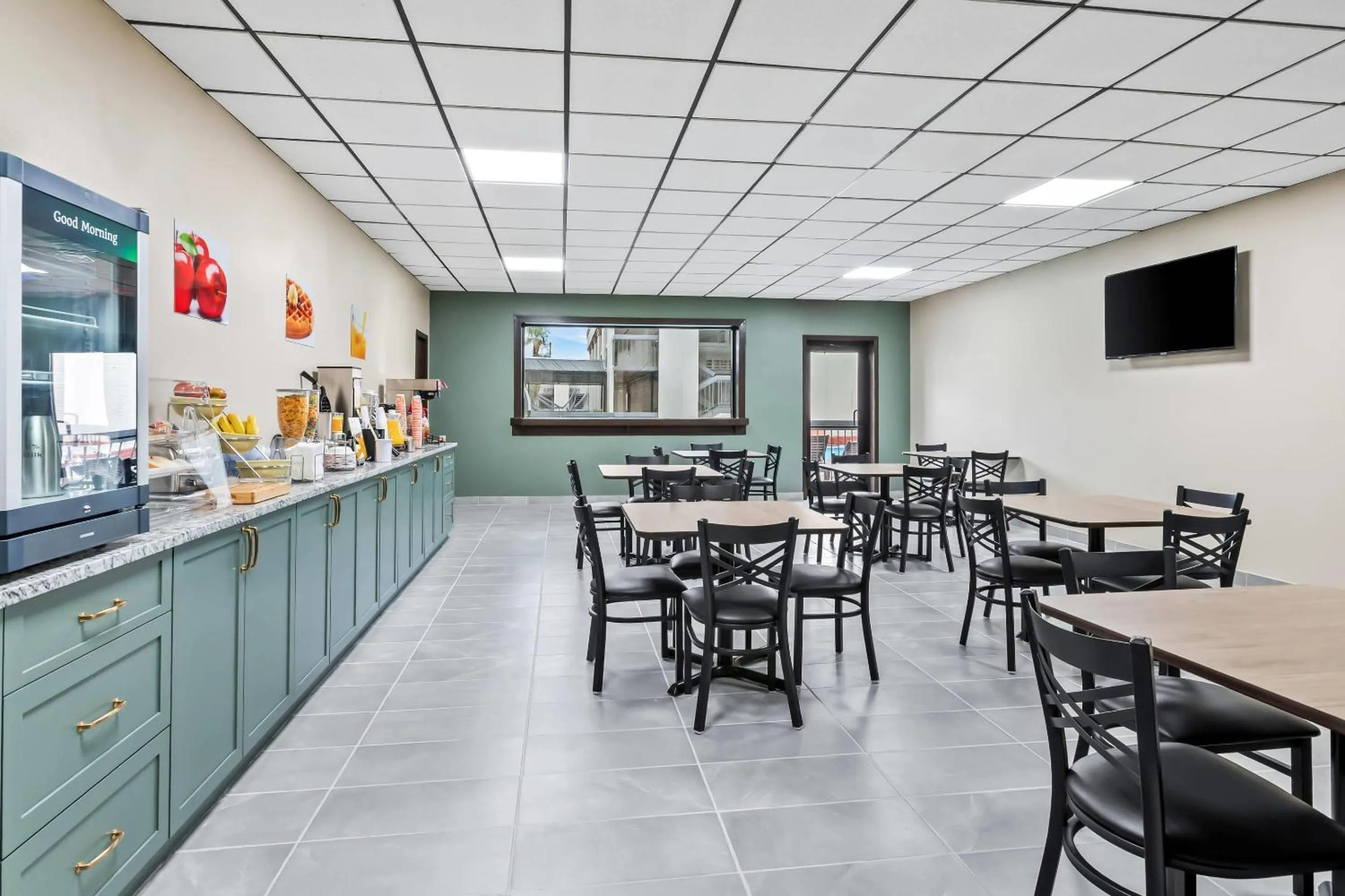 Breakfast in Suburban Studios Harvey - New Orleans