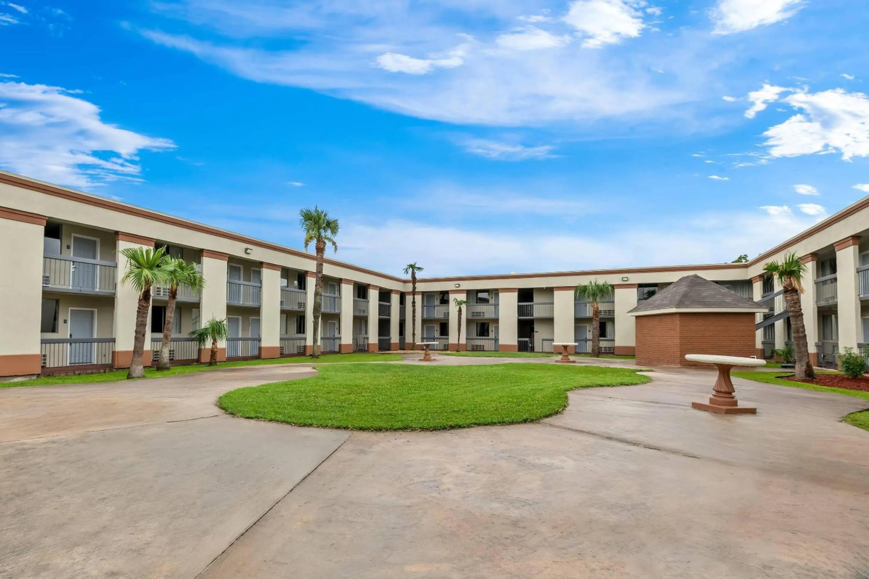 Swimming pool in Suburban Studios Harvey - New Orleans