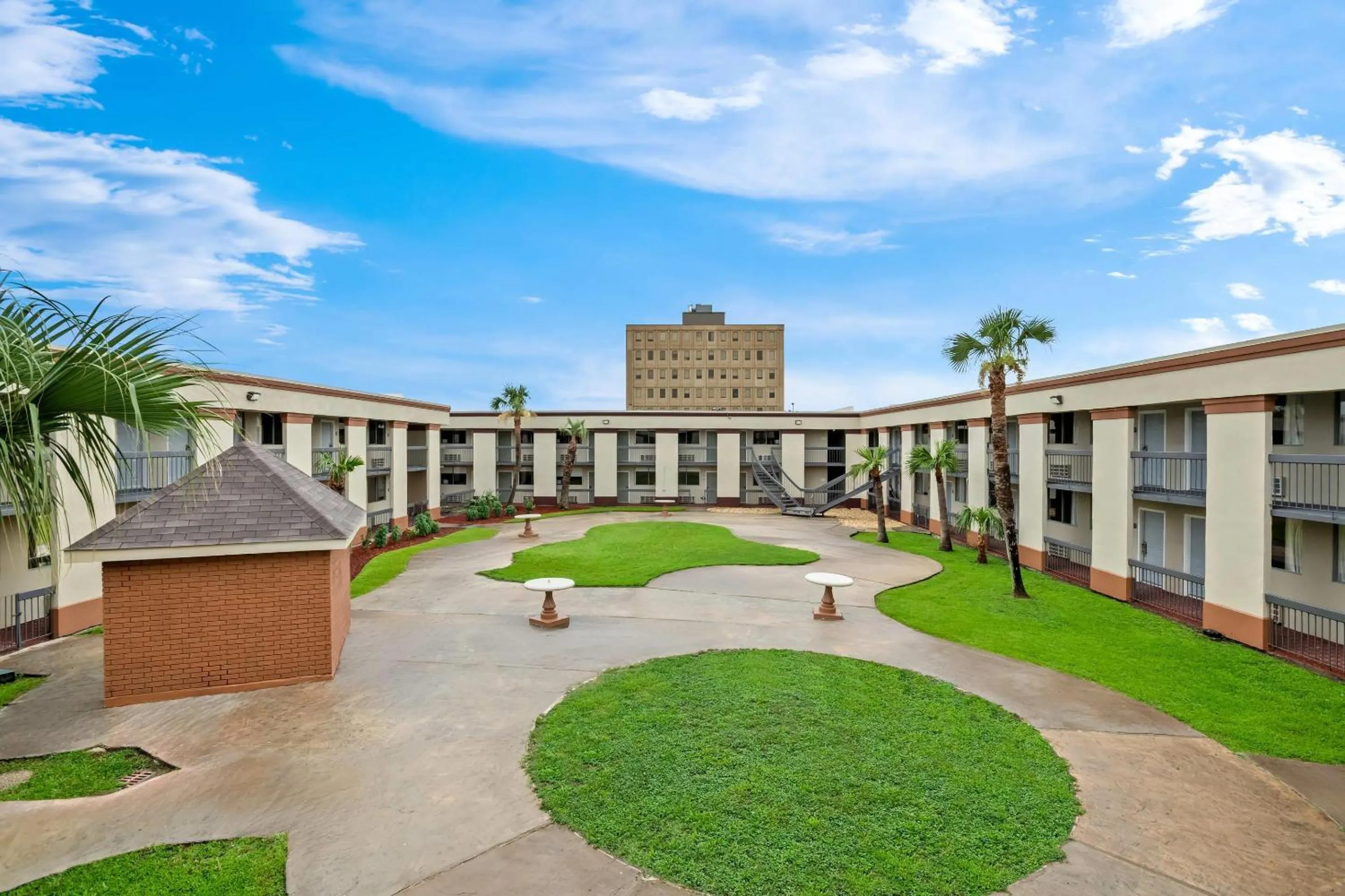 Swimming pool in Suburban Studios Harvey - New Orleans