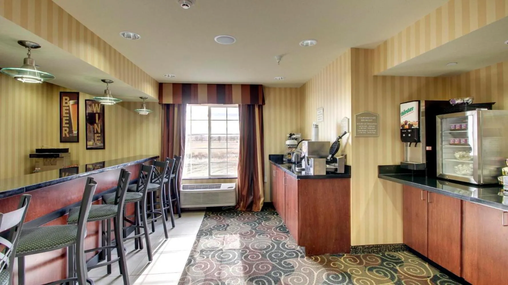 Lounge or bar in Cobblestone Hotel - Wayne