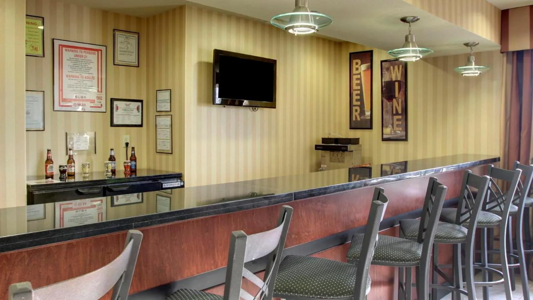 Drinks in Cobblestone Hotel - Wayne