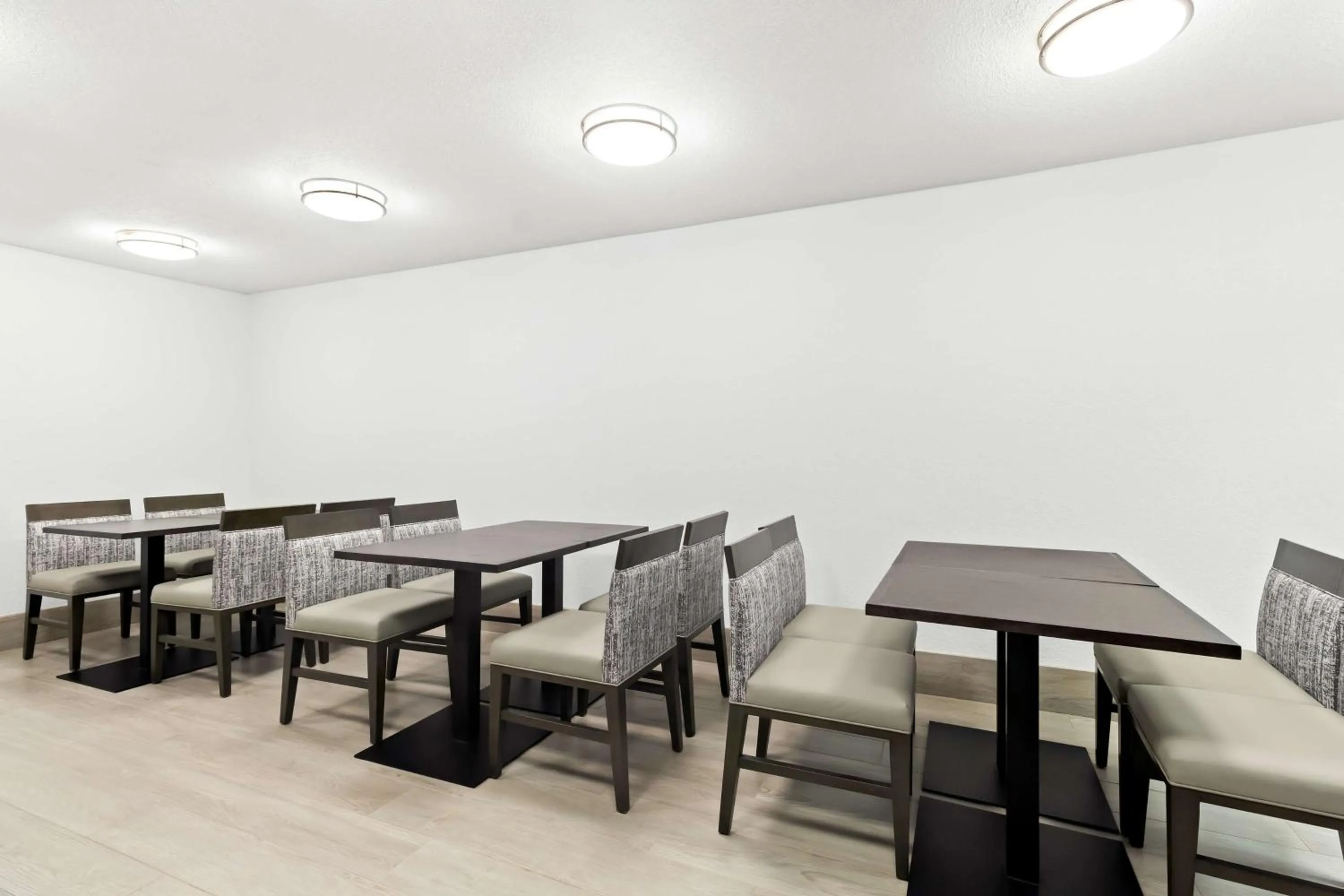 Breakfast in SureStay Hotel by Best Western Groves