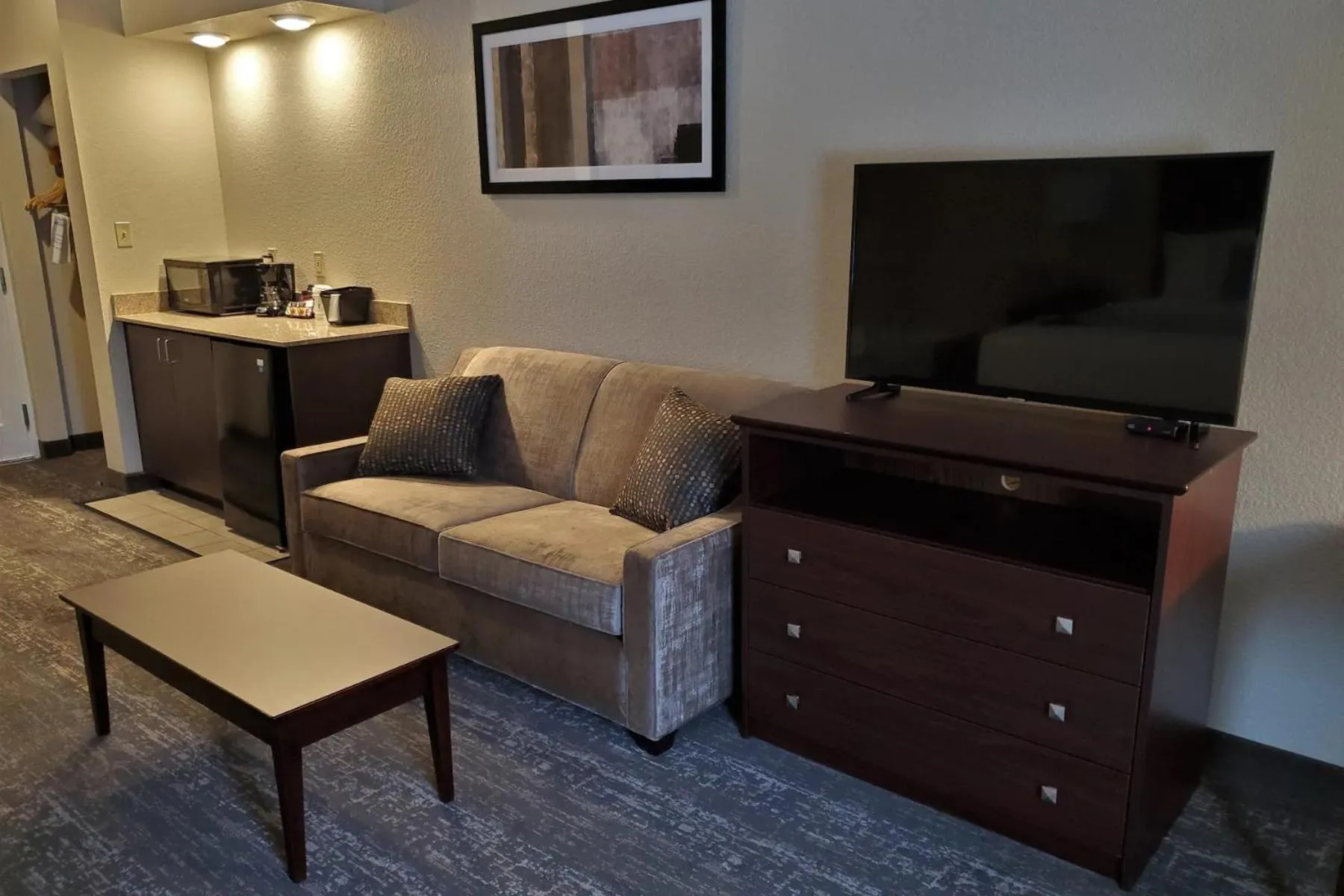 TV and multimedia in Cobblestone Suites - Oshkosh