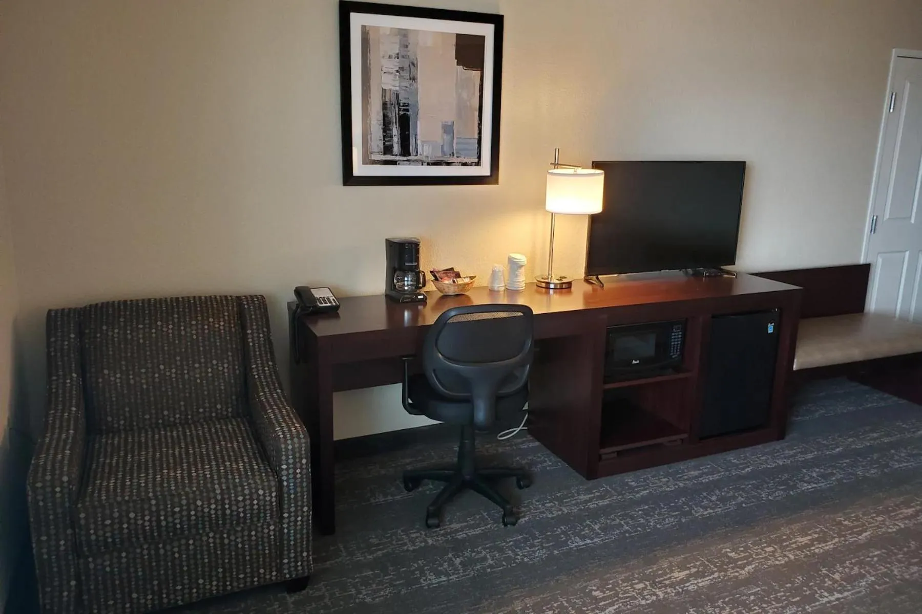 TV and multimedia in Cobblestone Suites - Oshkosh