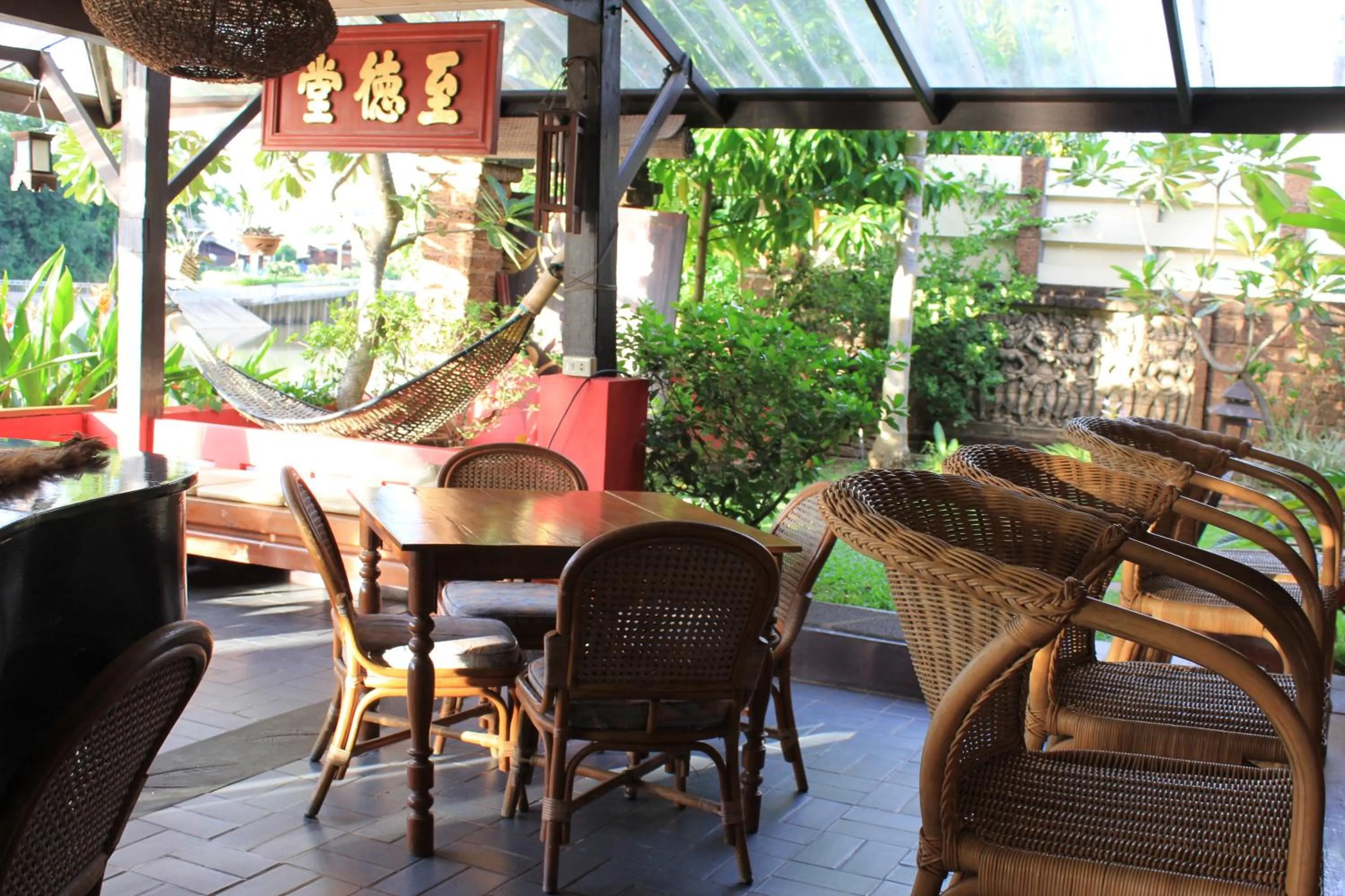 Restaurant/places to eat in The Riverside Guest House