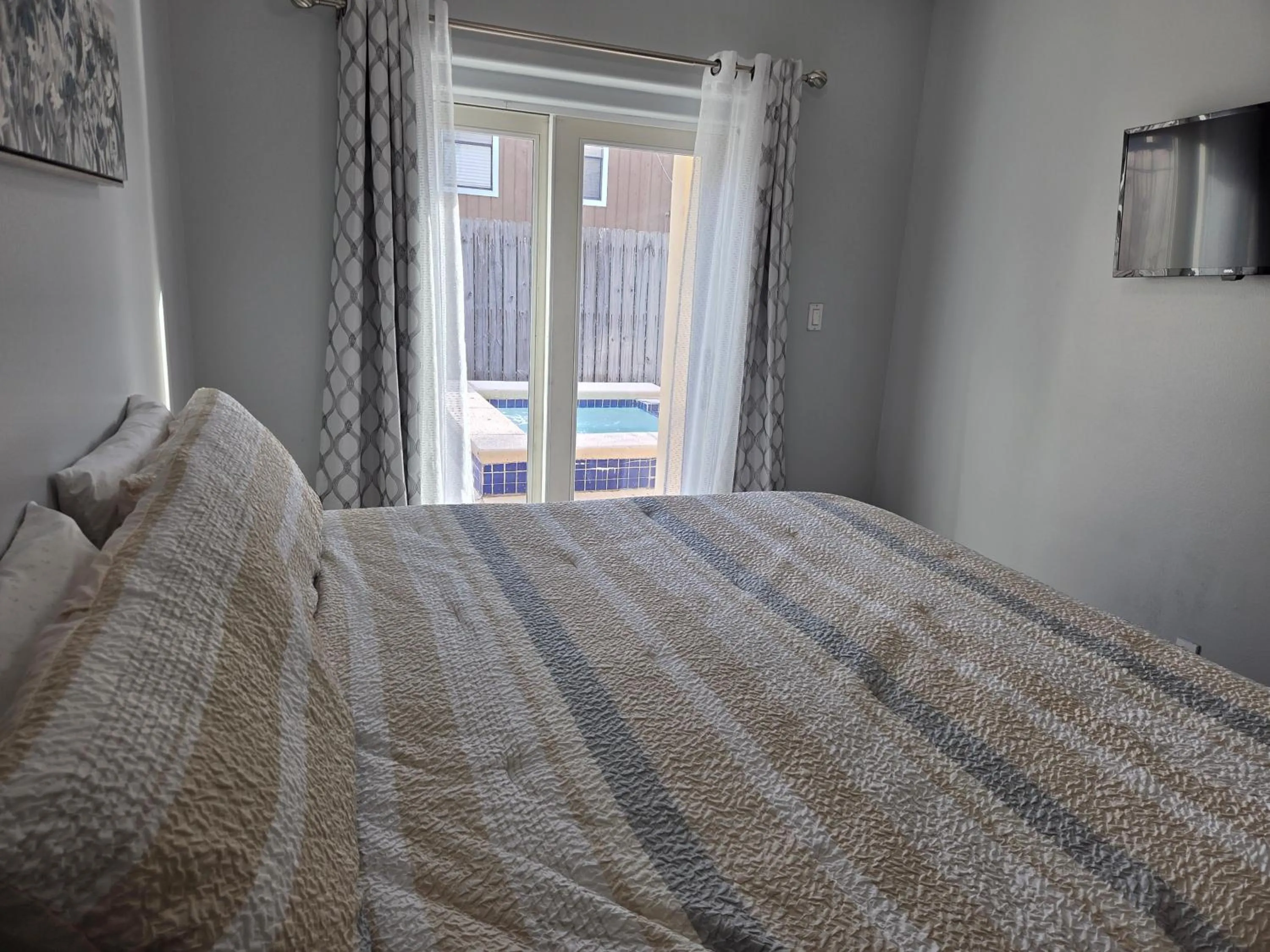 Bed in 107 Pike on Oceanside