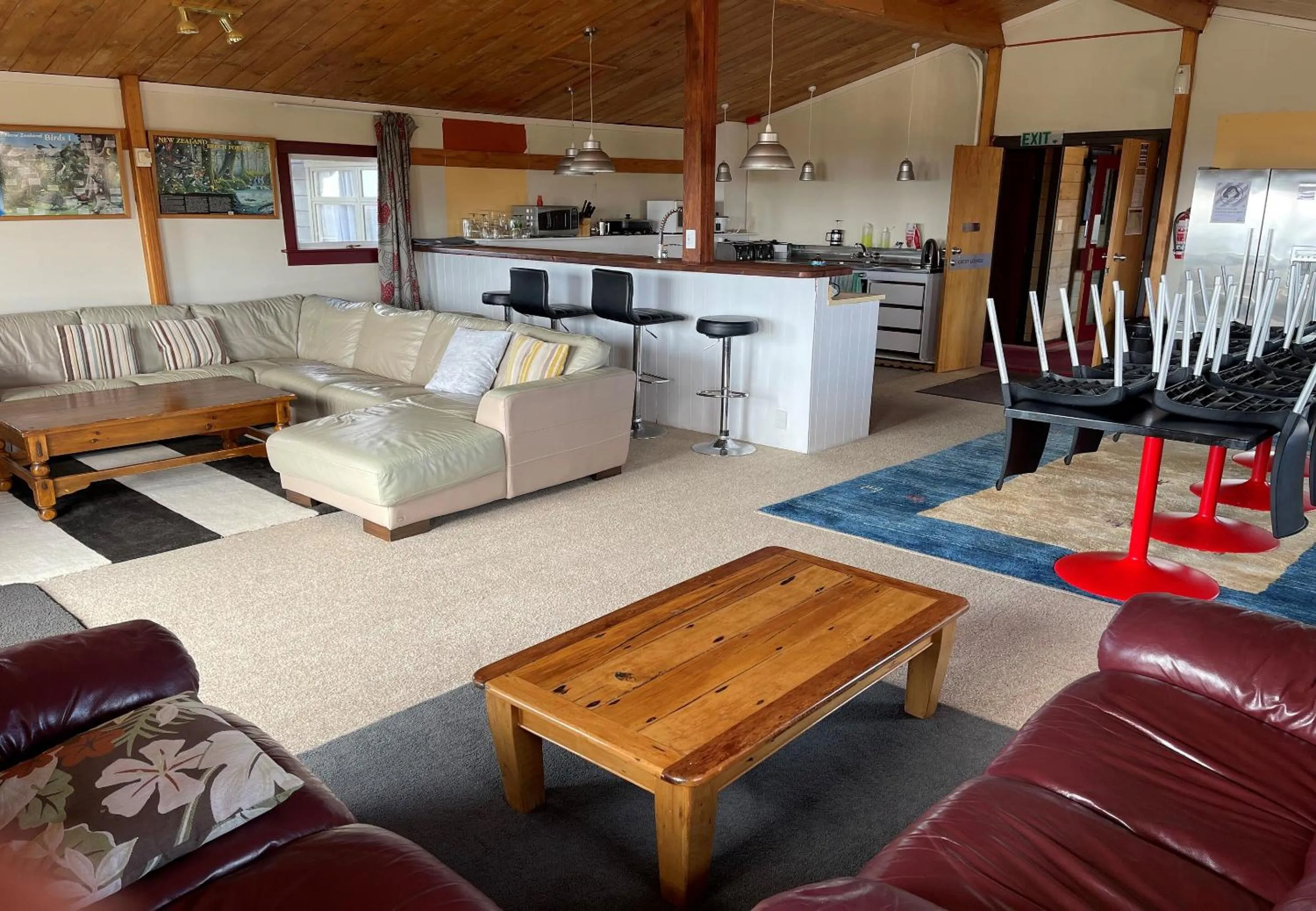 Communal lounge/ TV room in Skotel Alpine Resort