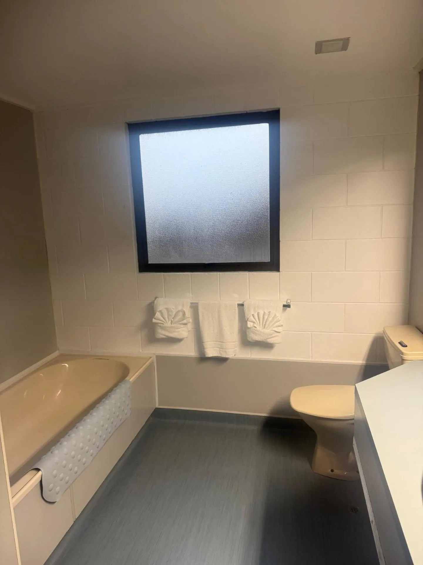 Bathroom, Bed in Skotel Alpine Resort