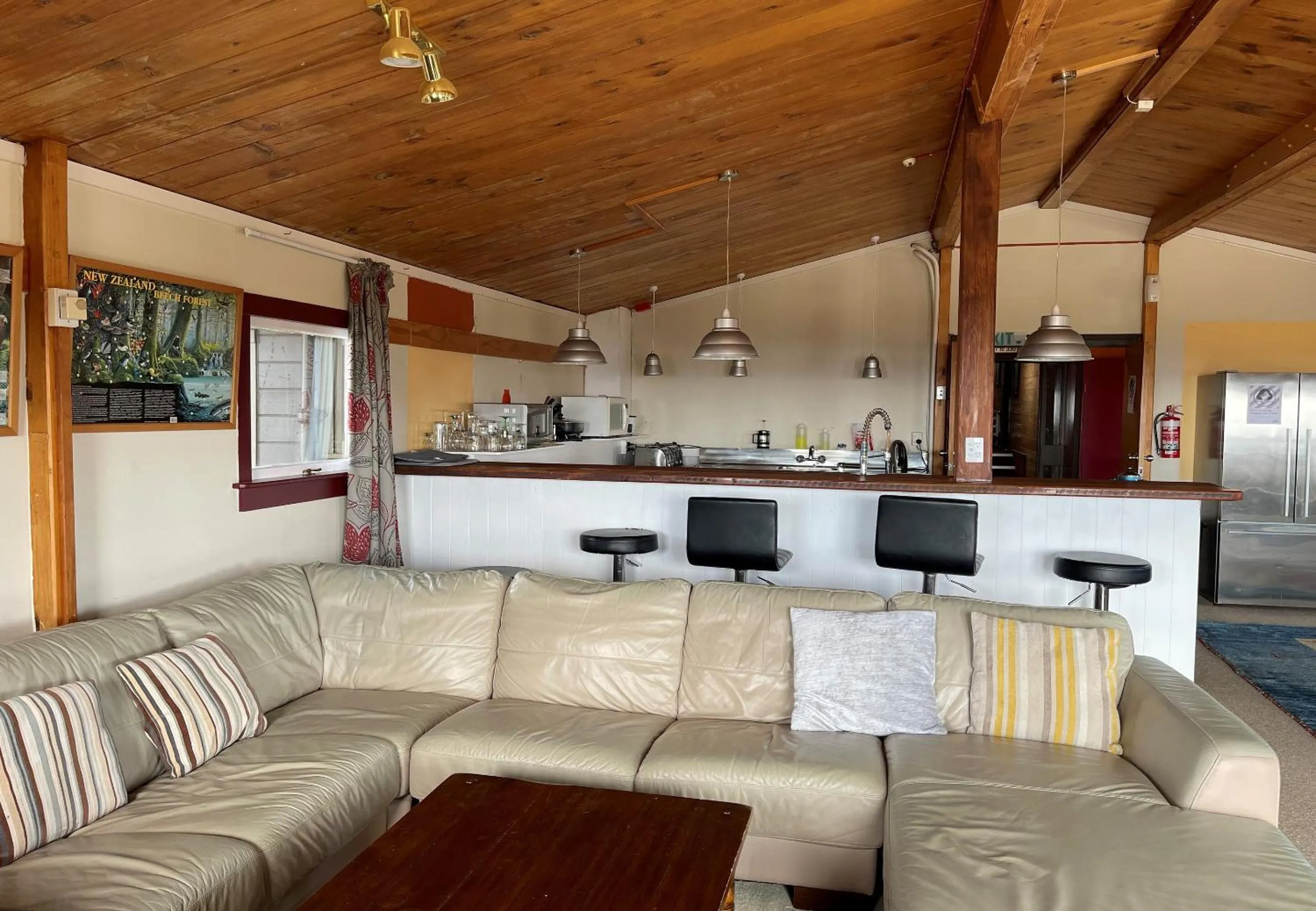 Communal lounge/ TV room in Skotel Alpine Resort