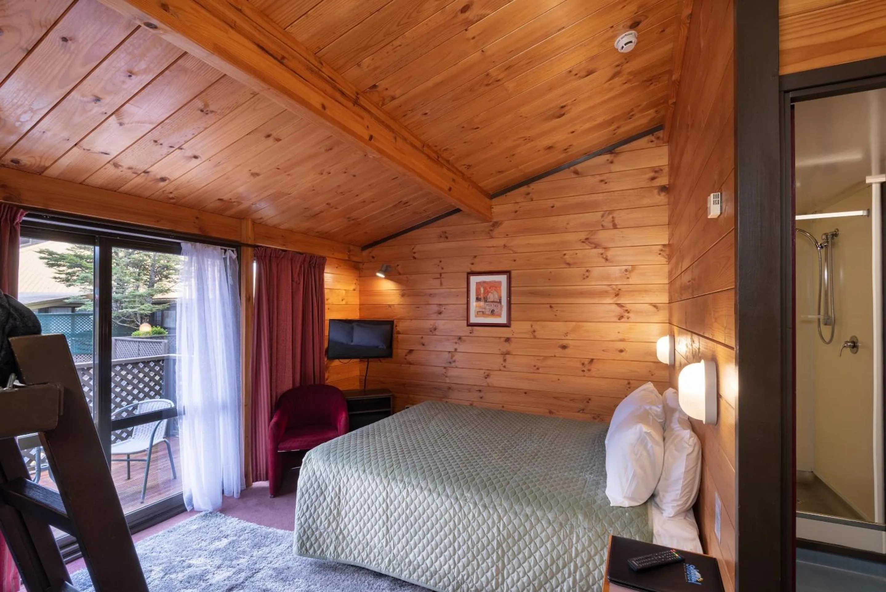 Shower, Bed in Skotel Alpine Resort