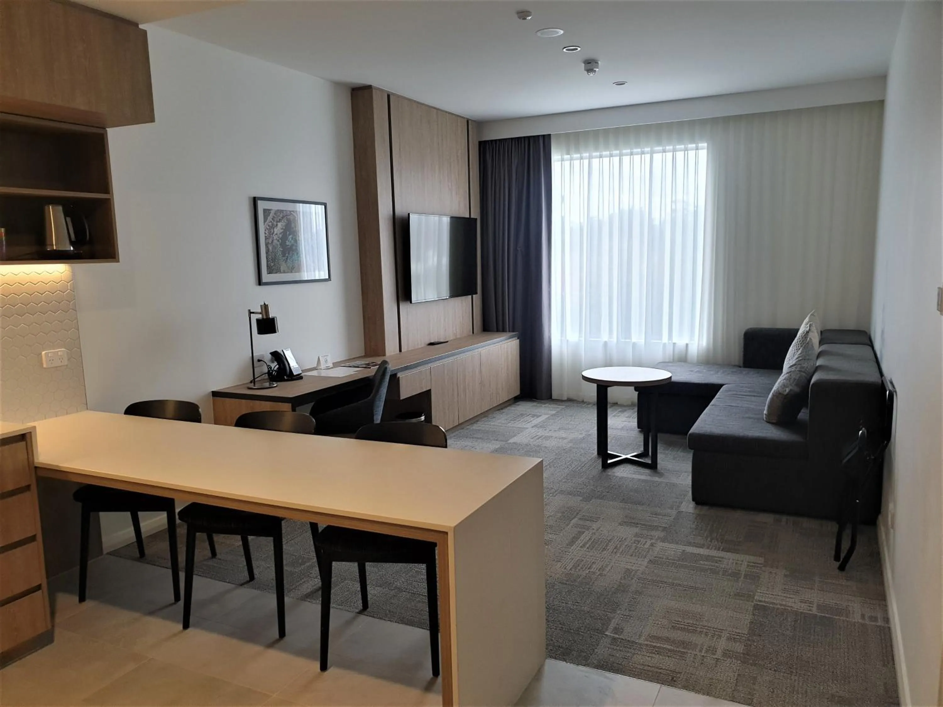 Living room, Bed in Ingot Hotel Perth, an Ascend Collection Hotel