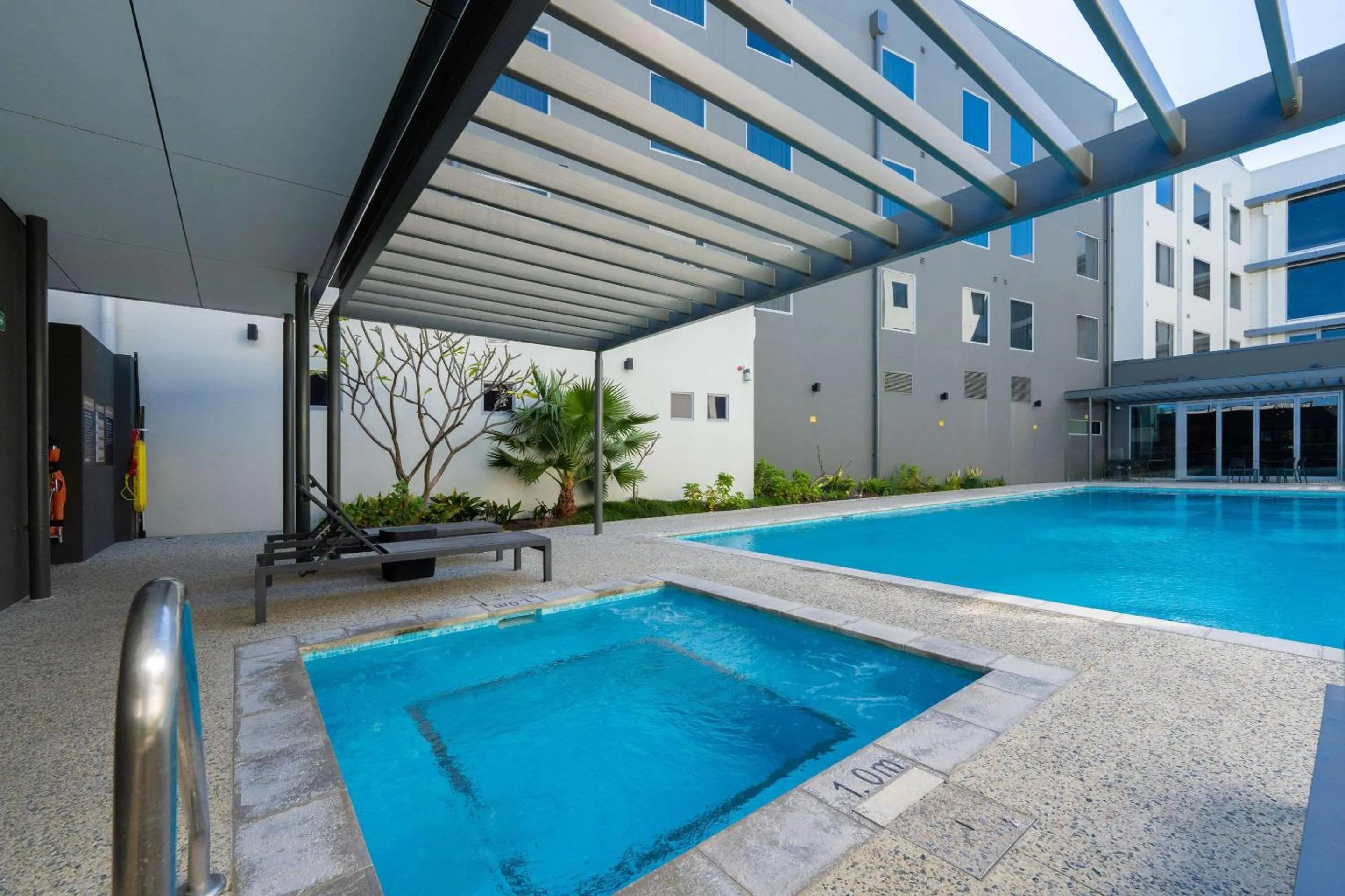 Swimming pool in Ingot Hotel Perth, an Ascend Collection Hotel