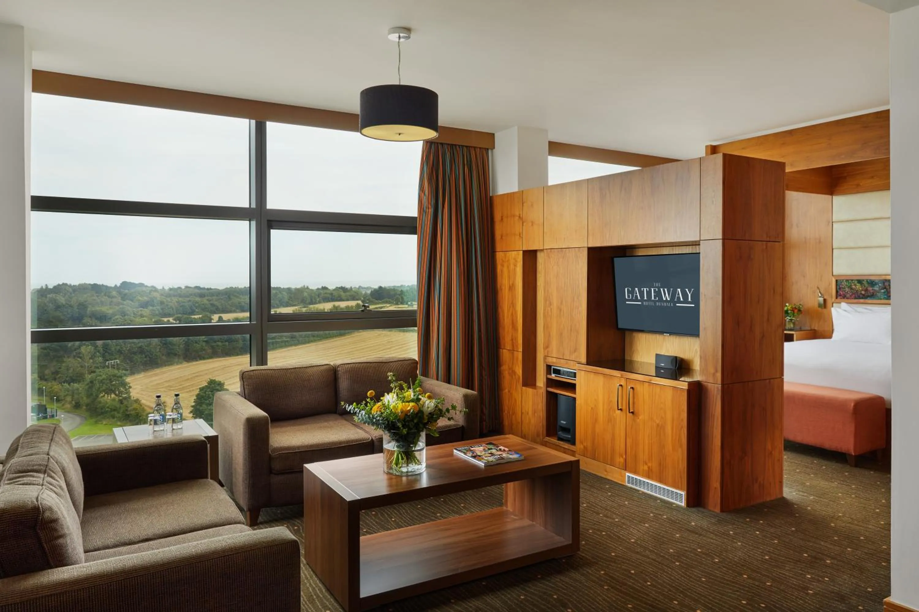 Living room, Bed in The Gateway Hotel