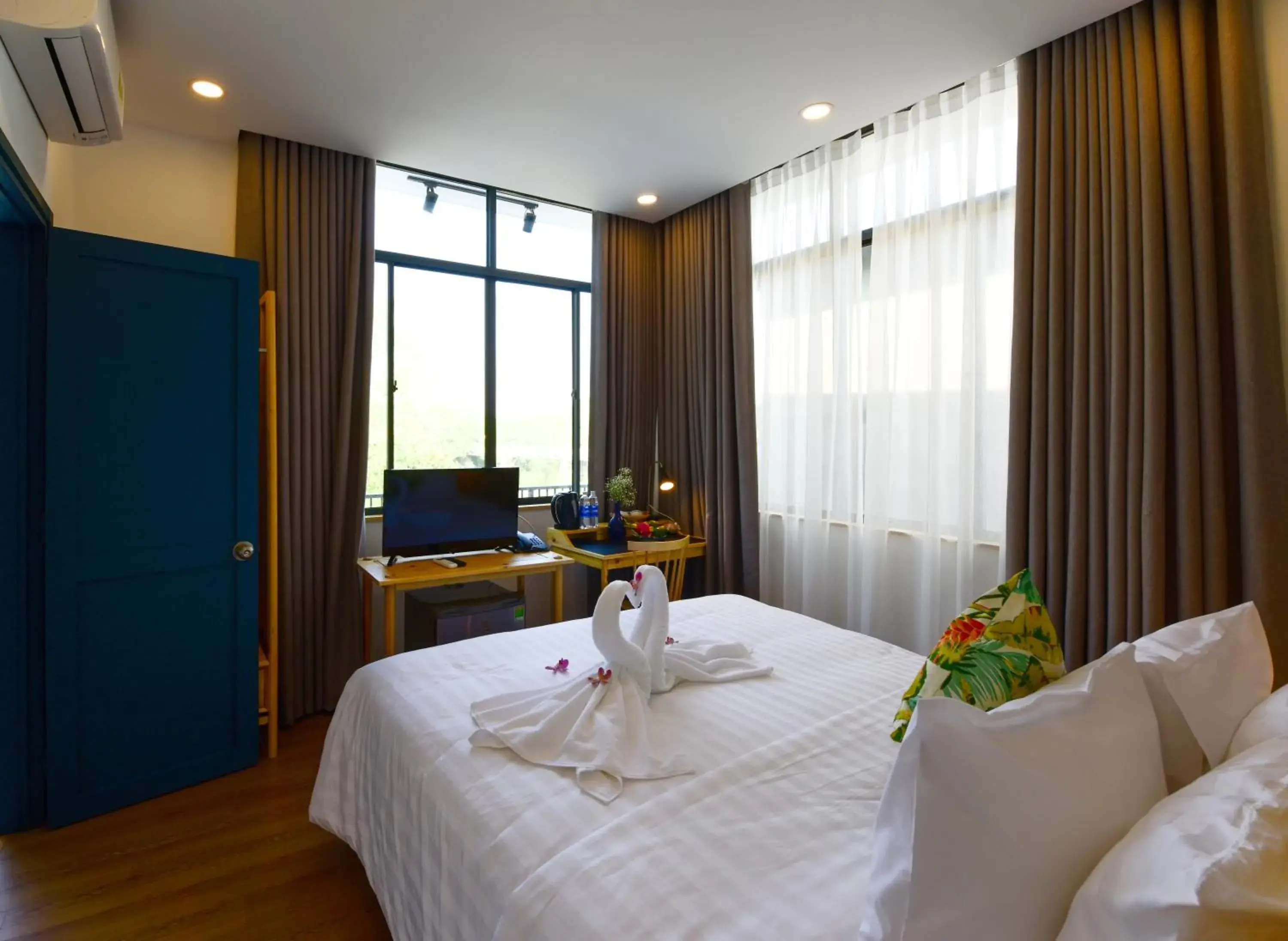 King Room with River View in La Paix Hue King Room with River View in La Paix Hue