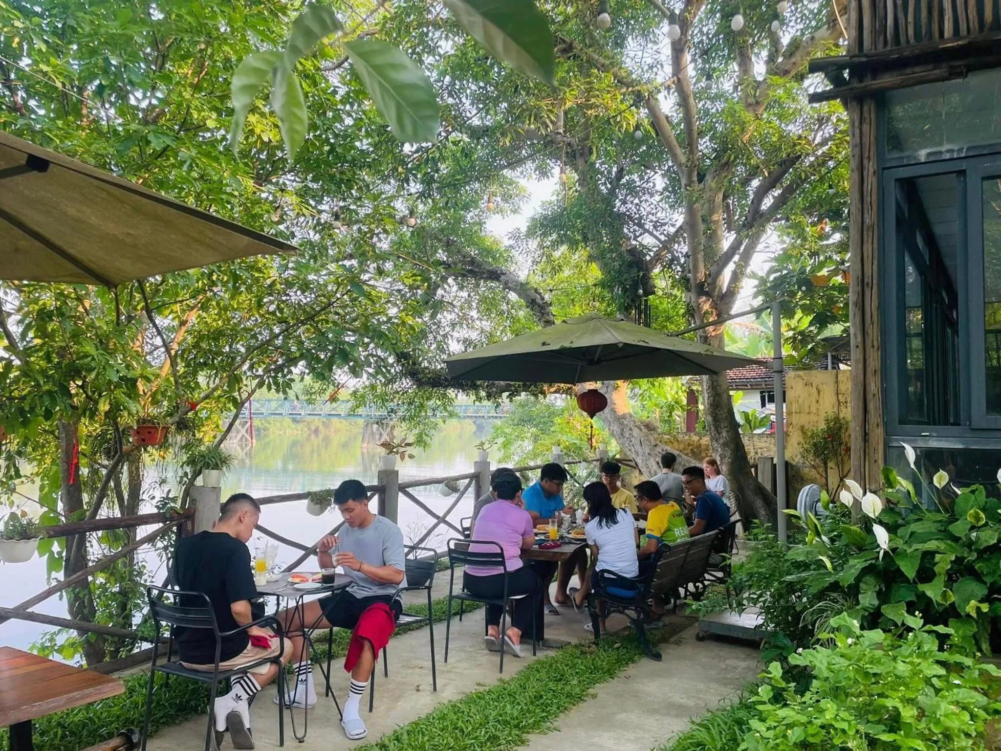 Restaurant/places to eat in La Paix Hue