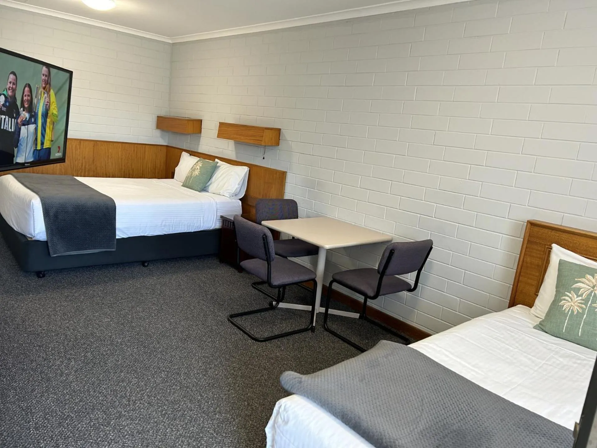 Seating area, Bed in Frewville Motor Inn