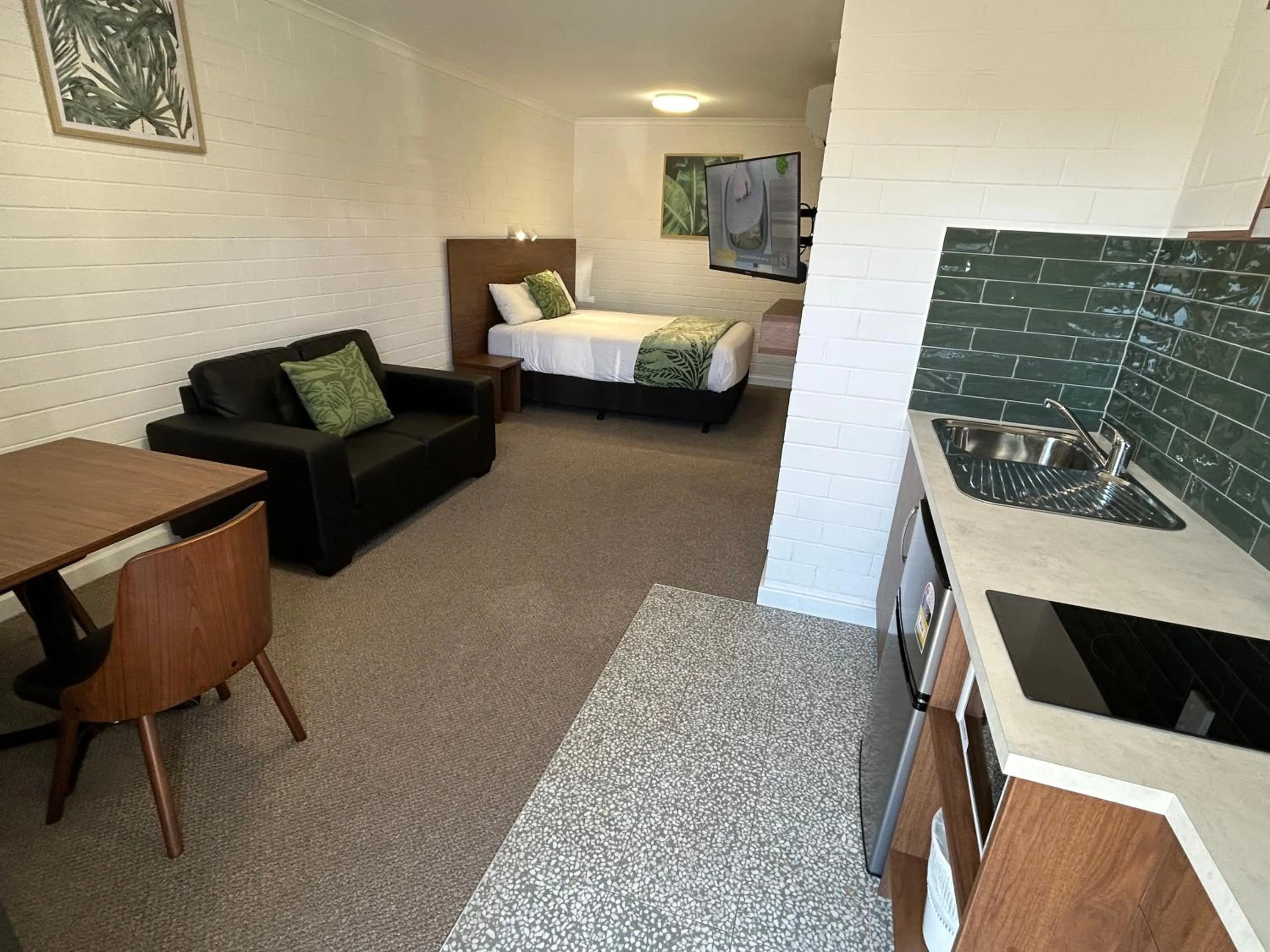 Kitchen or kitchenette, Bed in Frewville Motor Inn