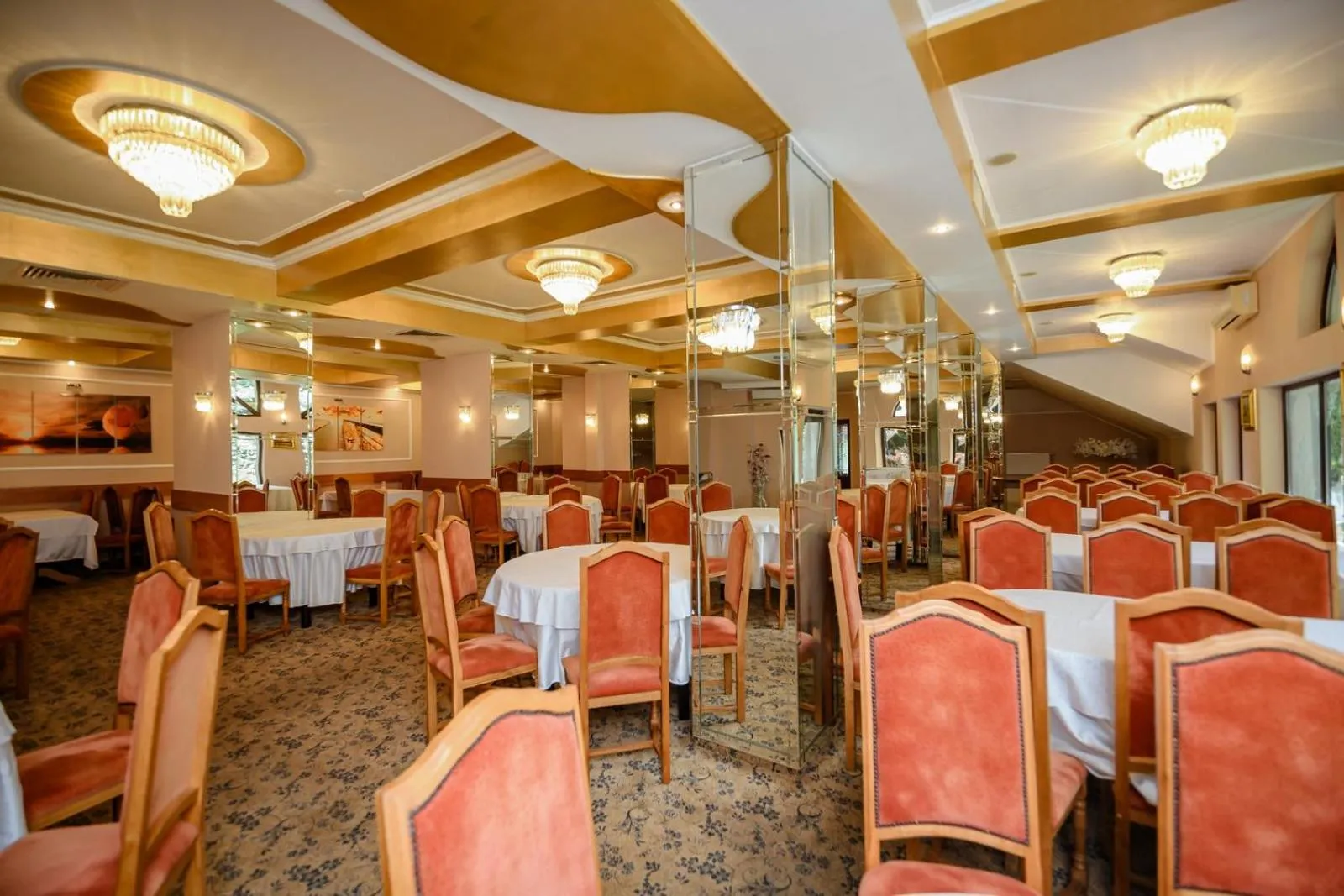 Restaurant/places to eat in Hotel Fantanita Haiducului