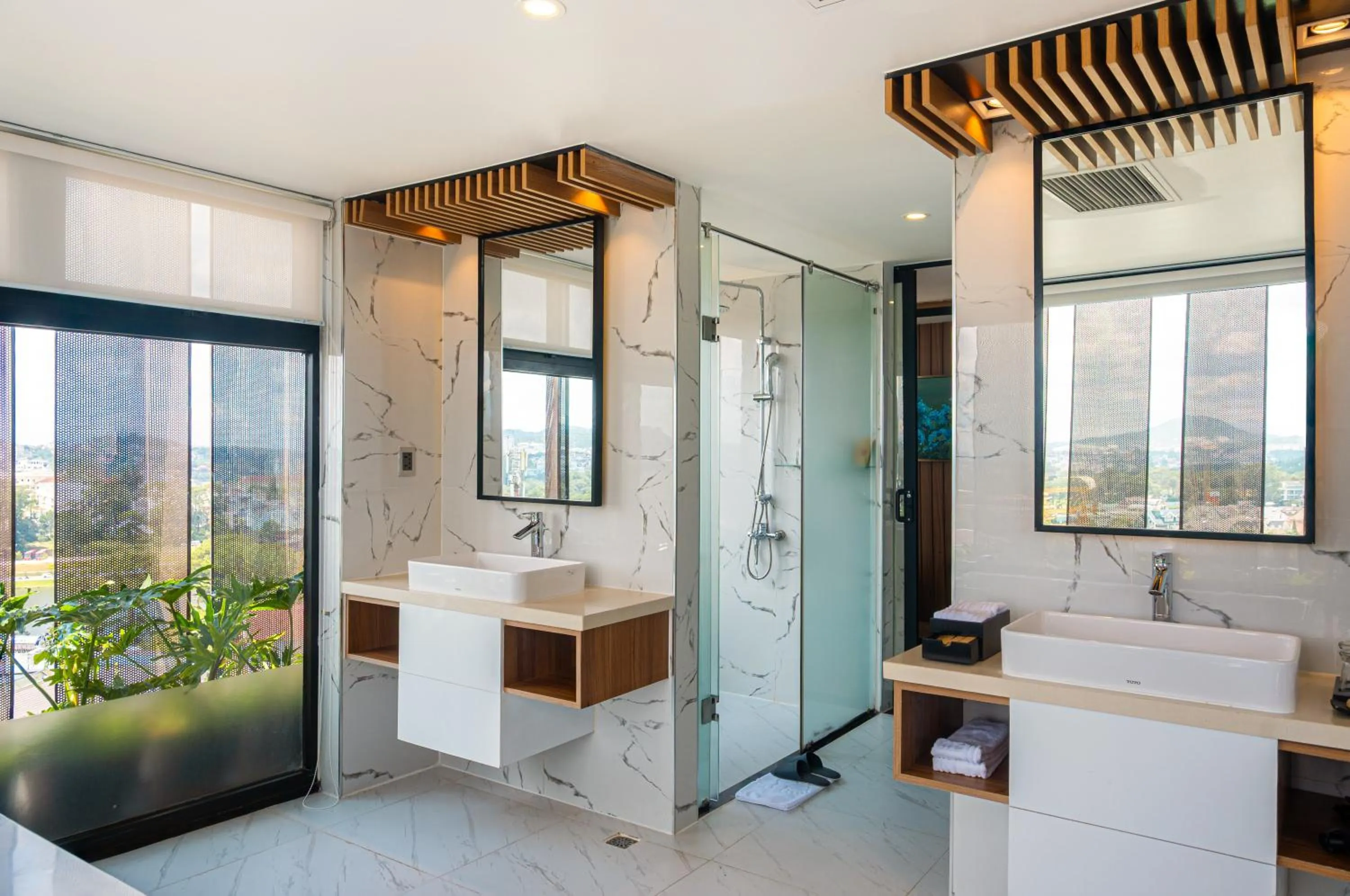 Shower in Colline Dalat