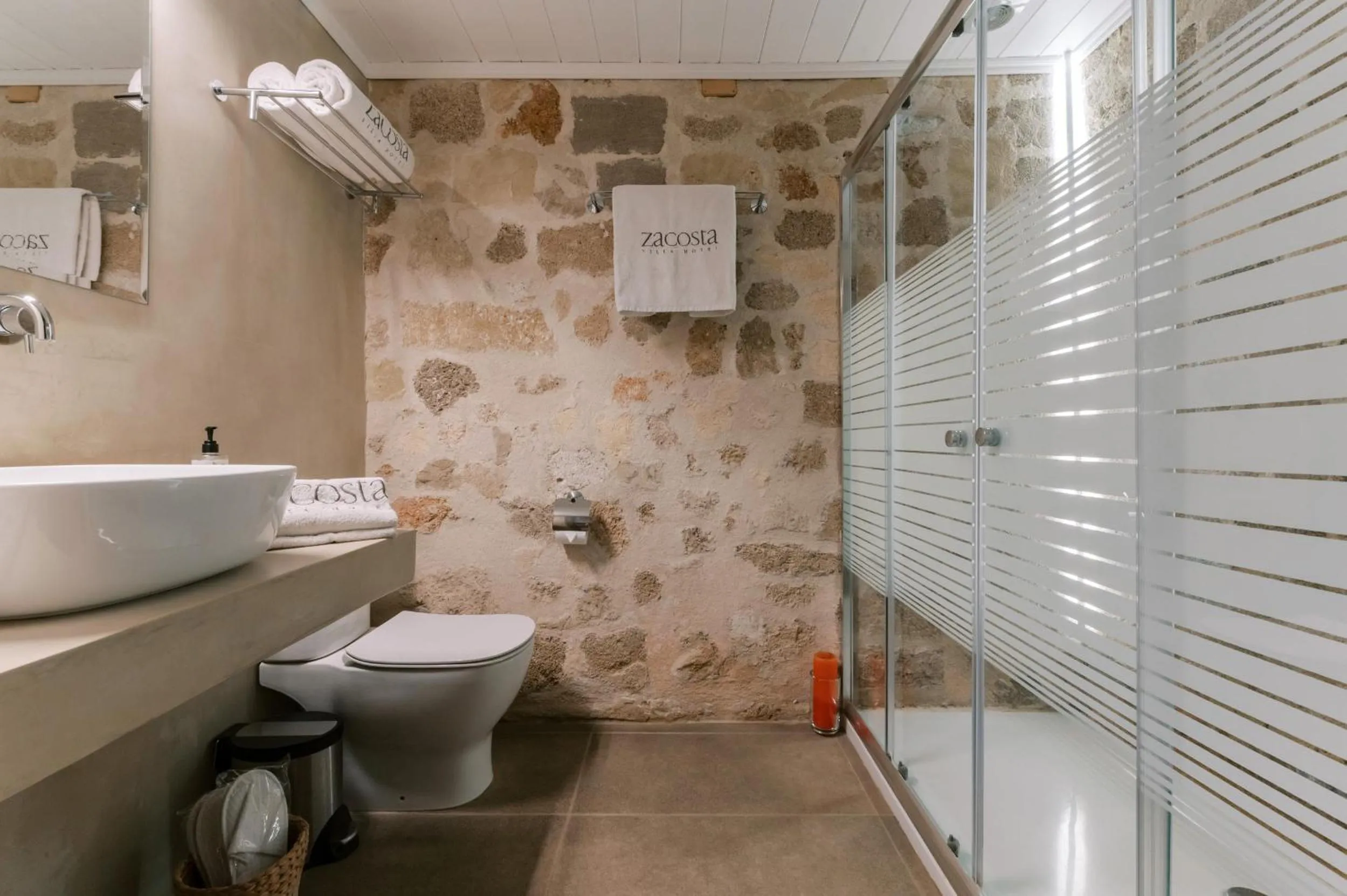 Shower in Zacosta Villa Hotel