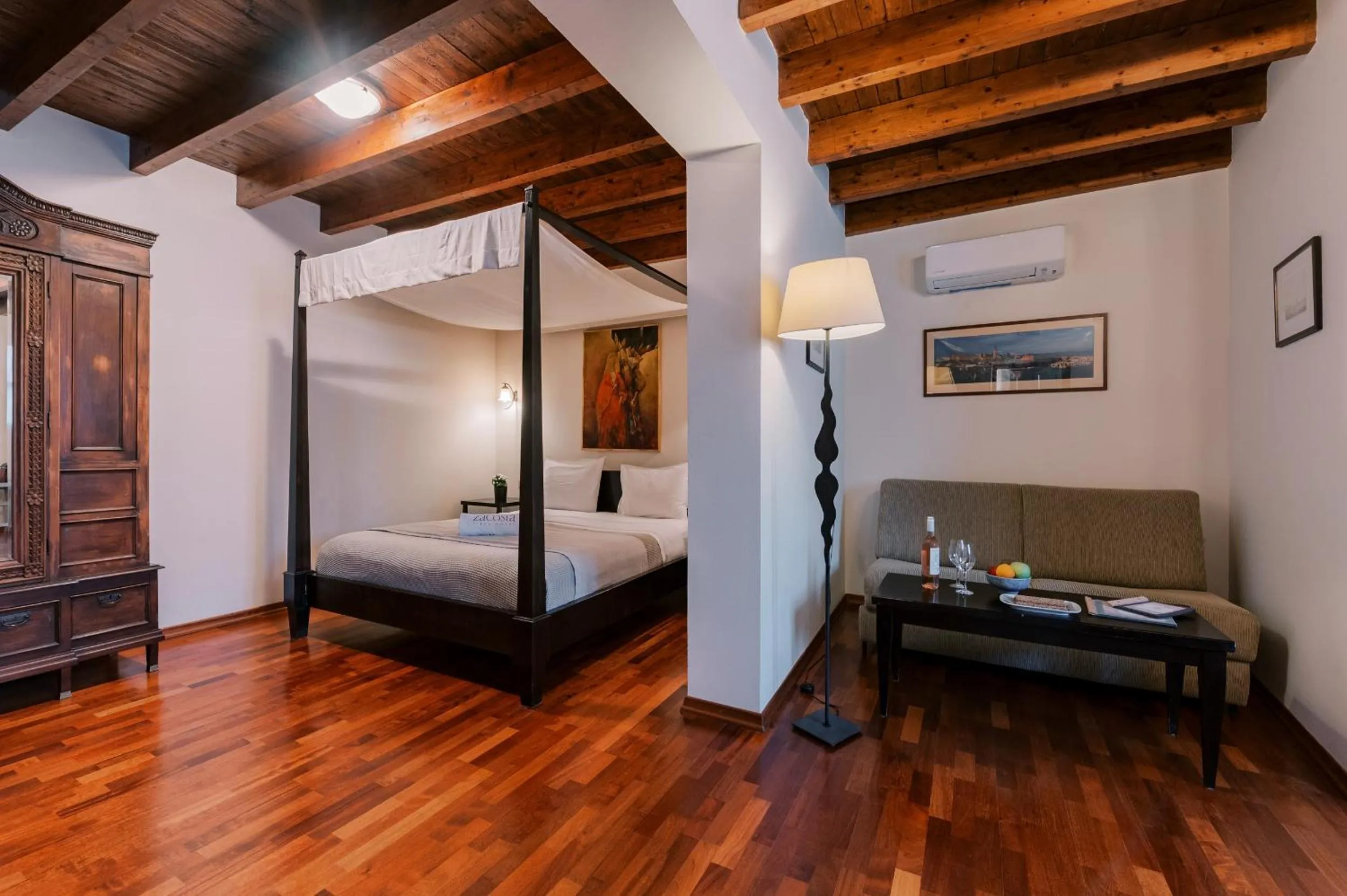 Bed in Zacosta Villa Hotel