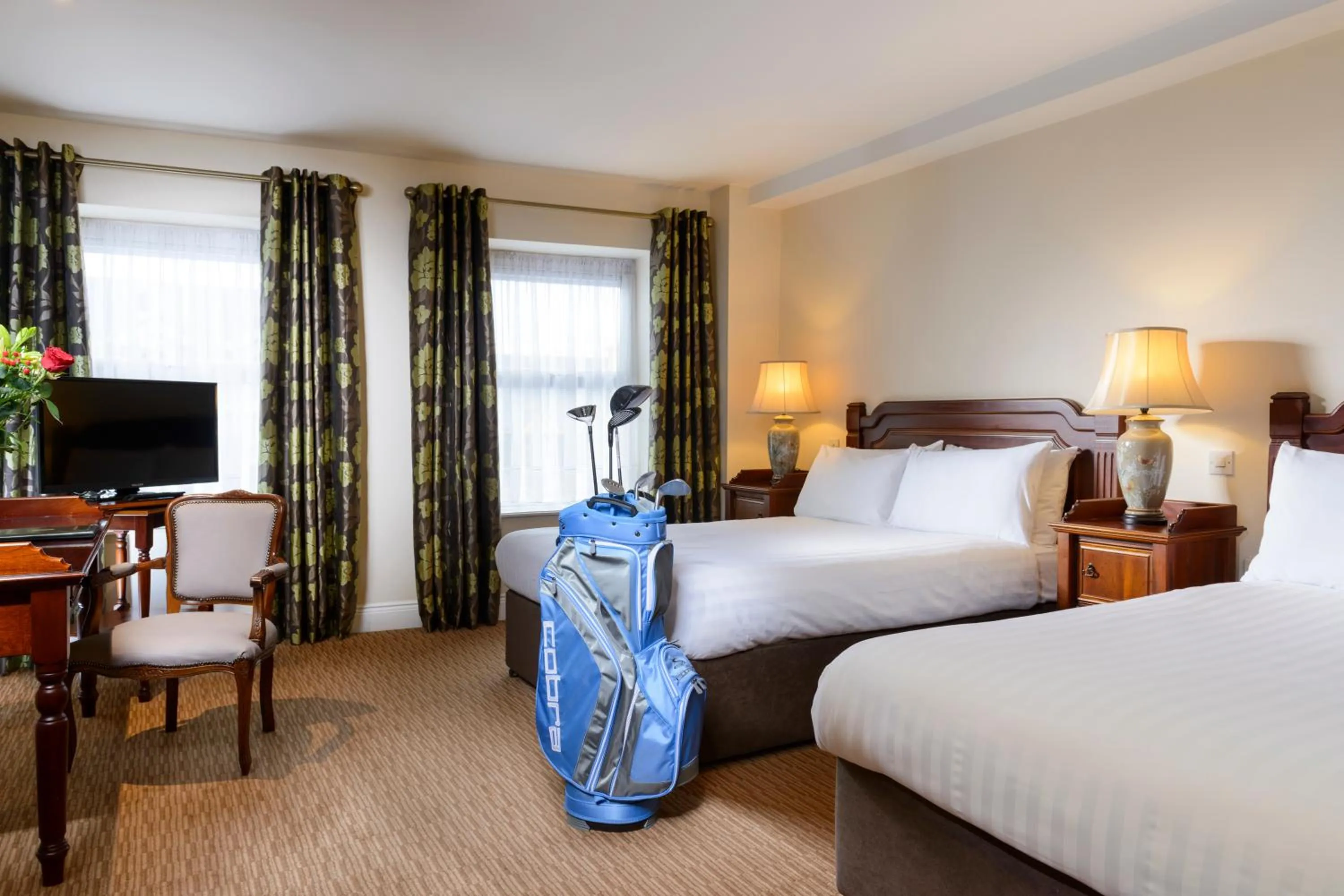 Bedroom, Bed in McSweeney Arms Hotel