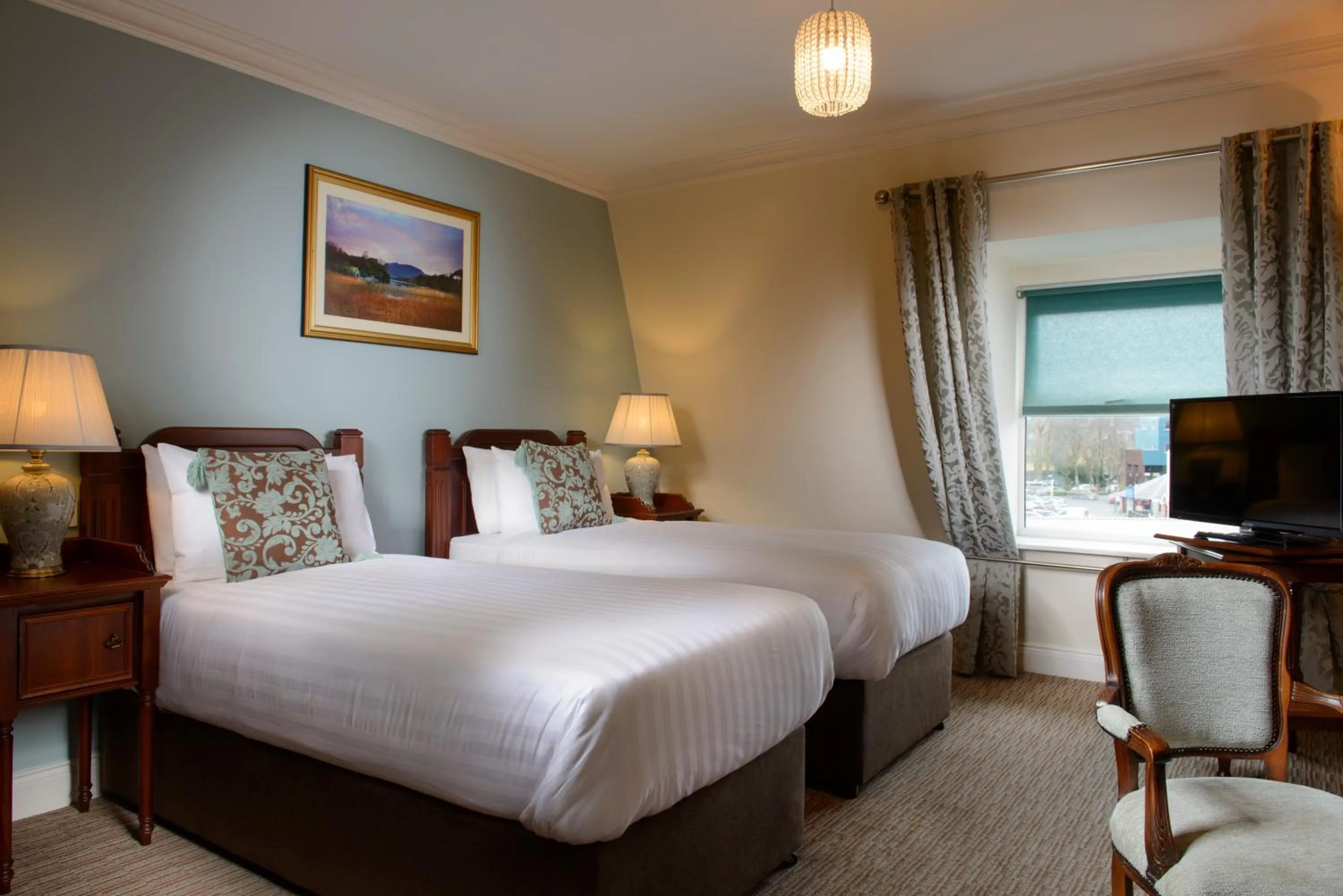 Bedroom, Bed in McSweeney Arms Hotel