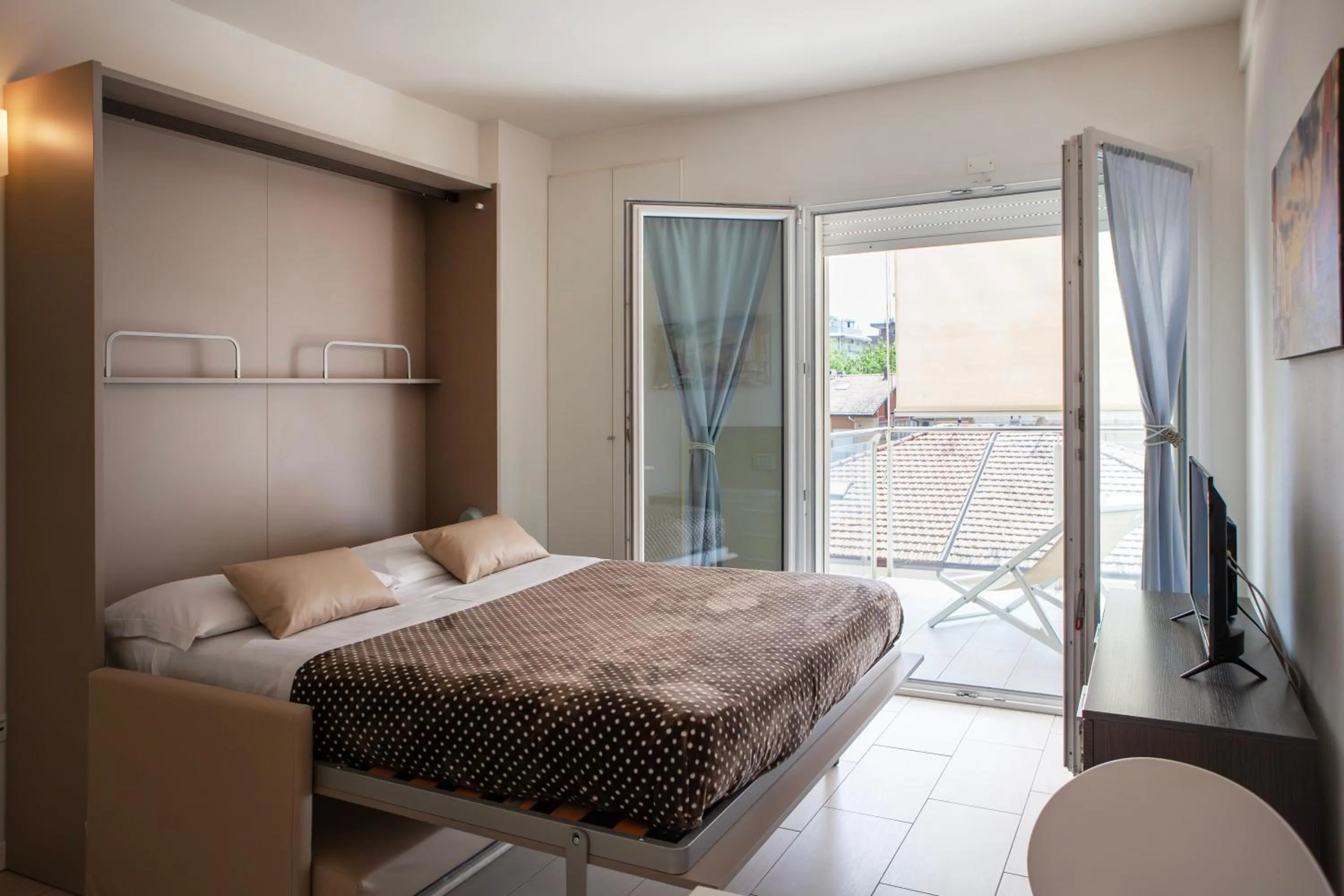 Dining area, Bed in Residence Sunrise