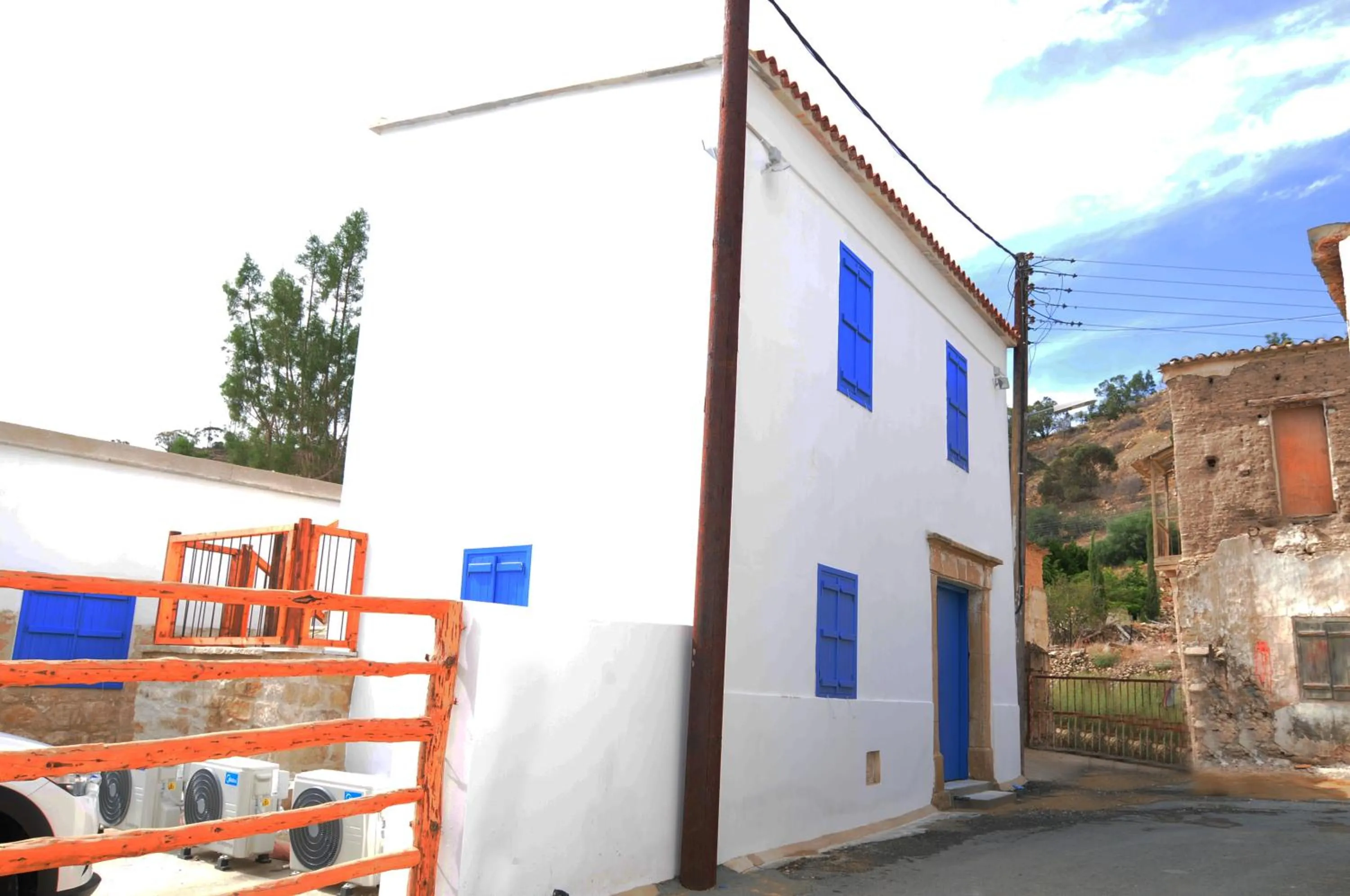 Facade/entrance in Lithos Studios