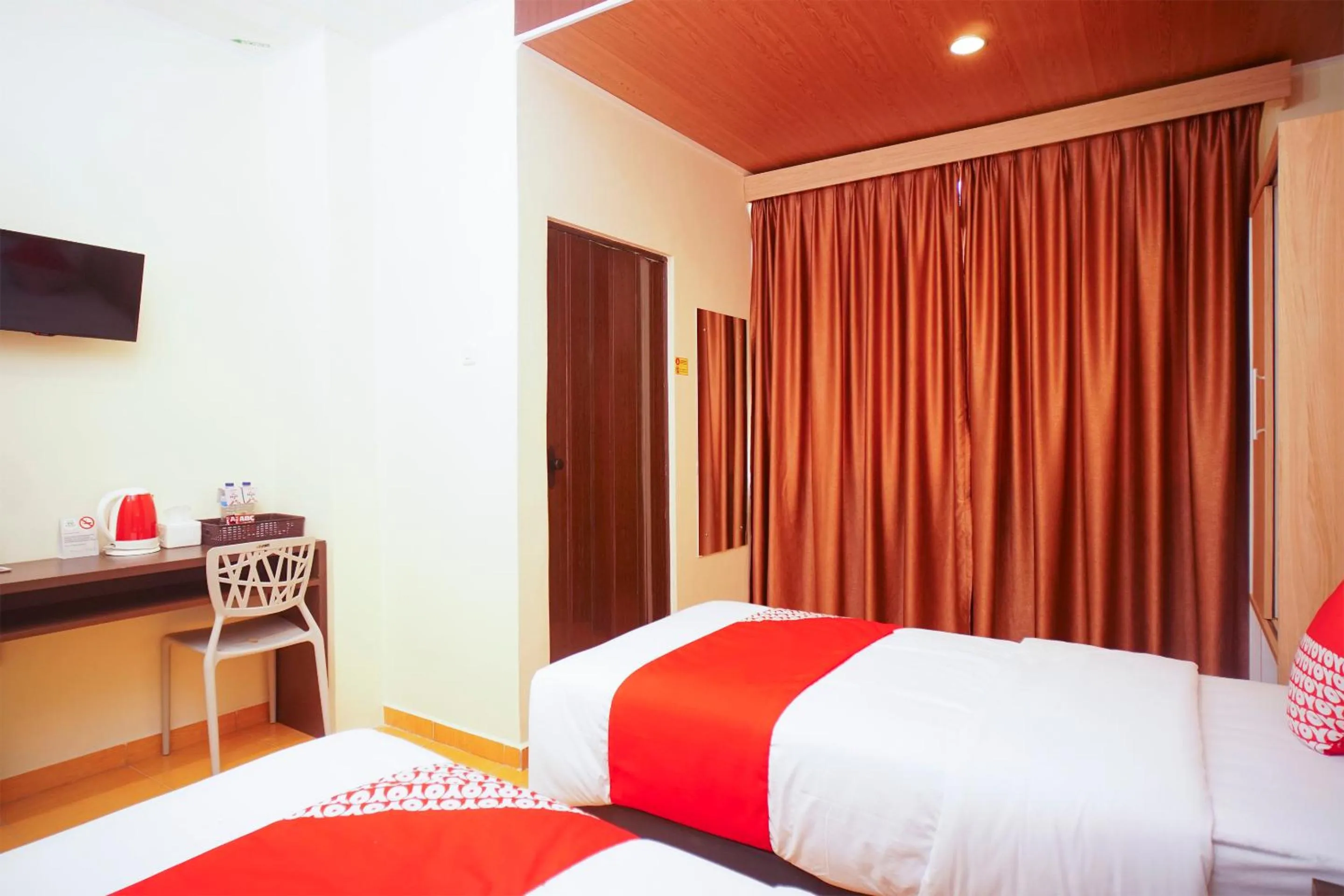Bedroom in OYO 147 Hotel Winer
