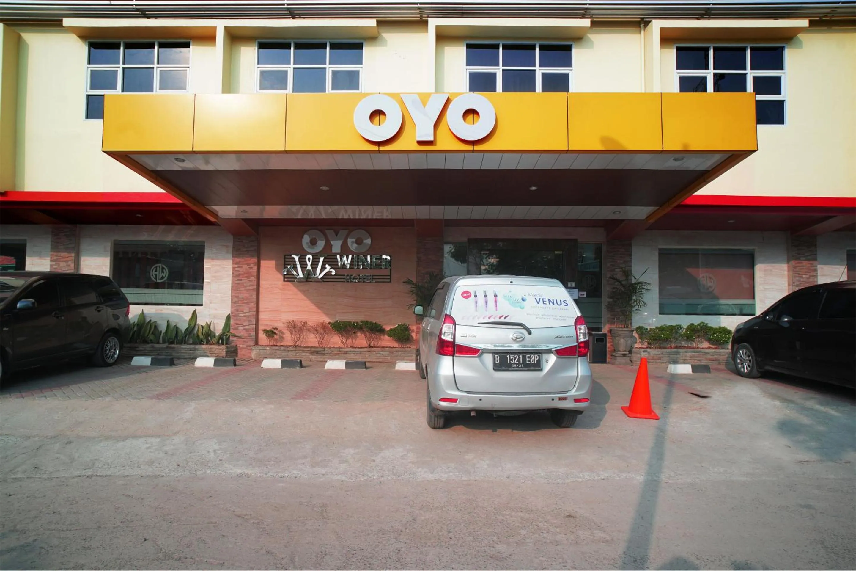 Facade/entrance in OYO 147 Hotel Winer