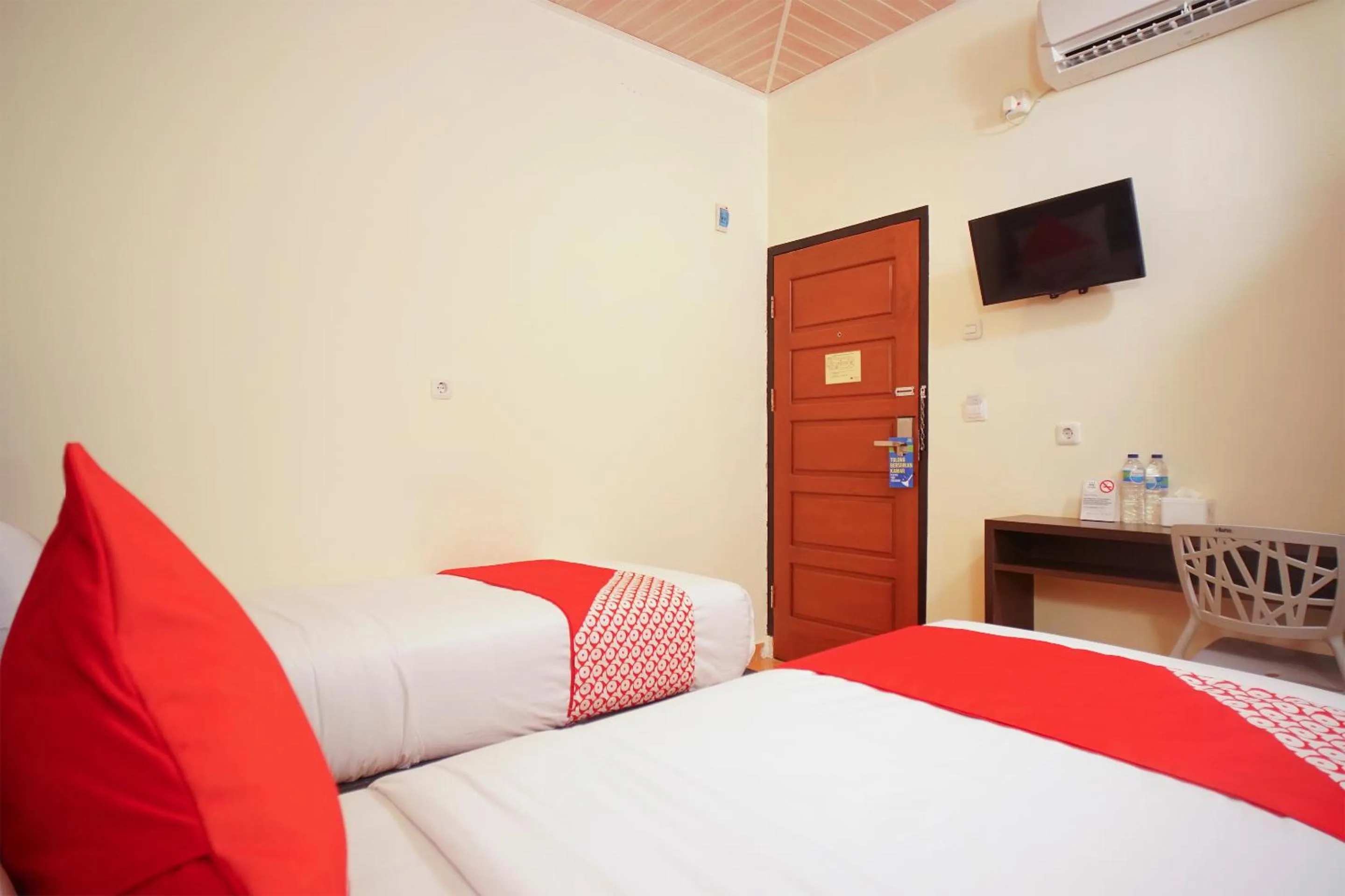 Bed in OYO 147 Hotel Winer