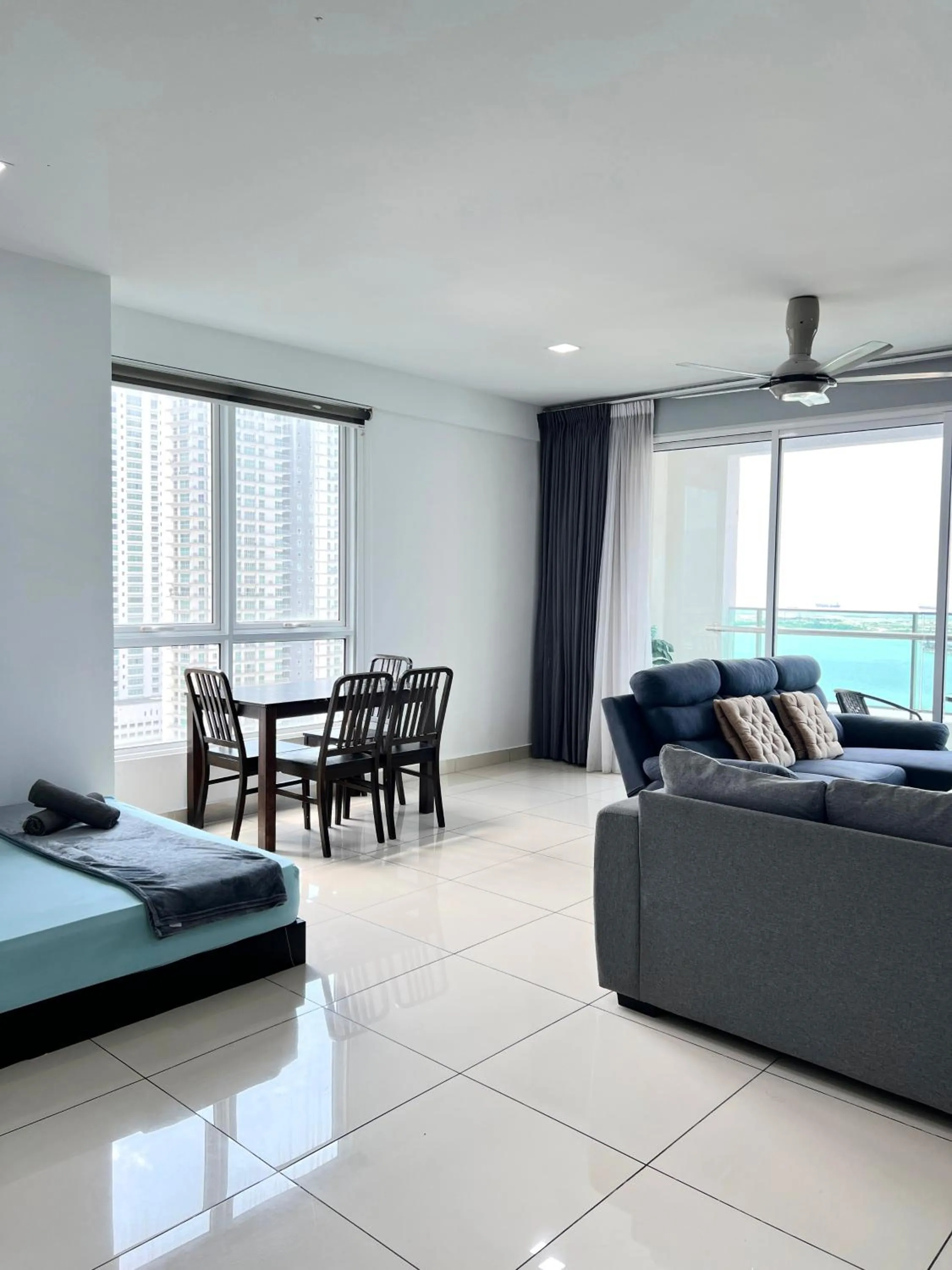 Living room, Bed in Mansion One by Sky Hive