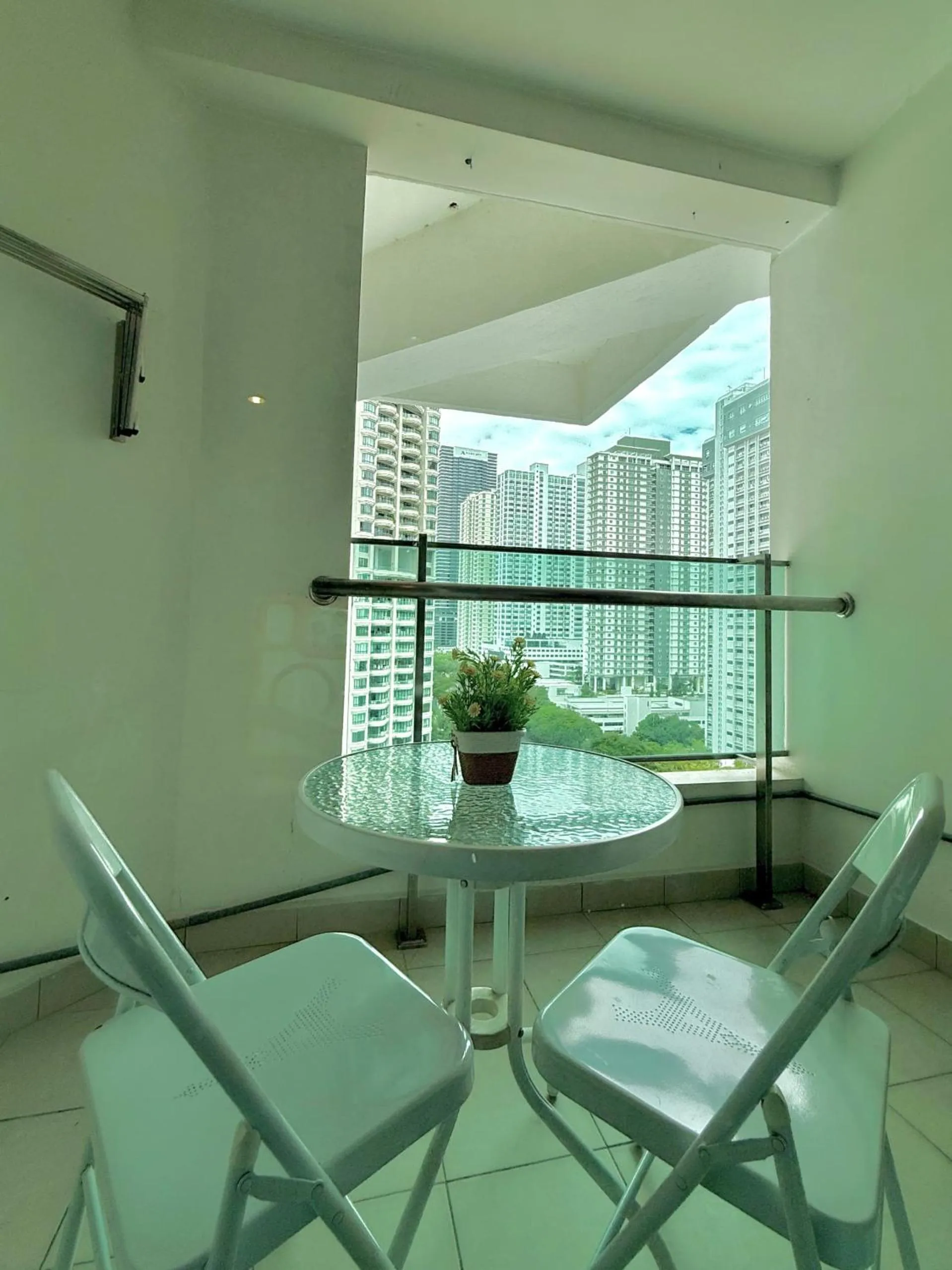 Balcony/Terrace in Mansion One by Sky Hive