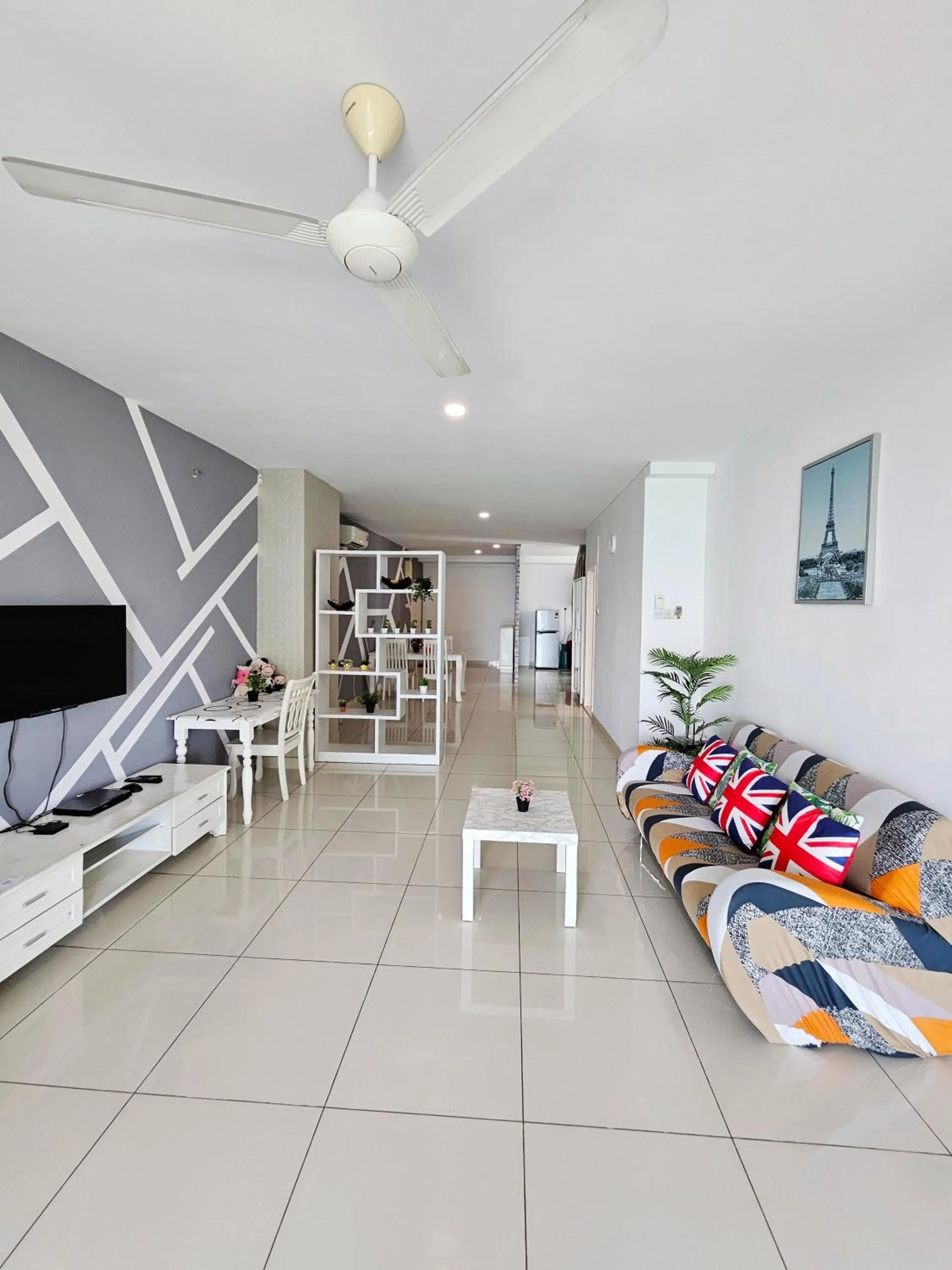 TV and multimedia in Mansion One by Sky Hive