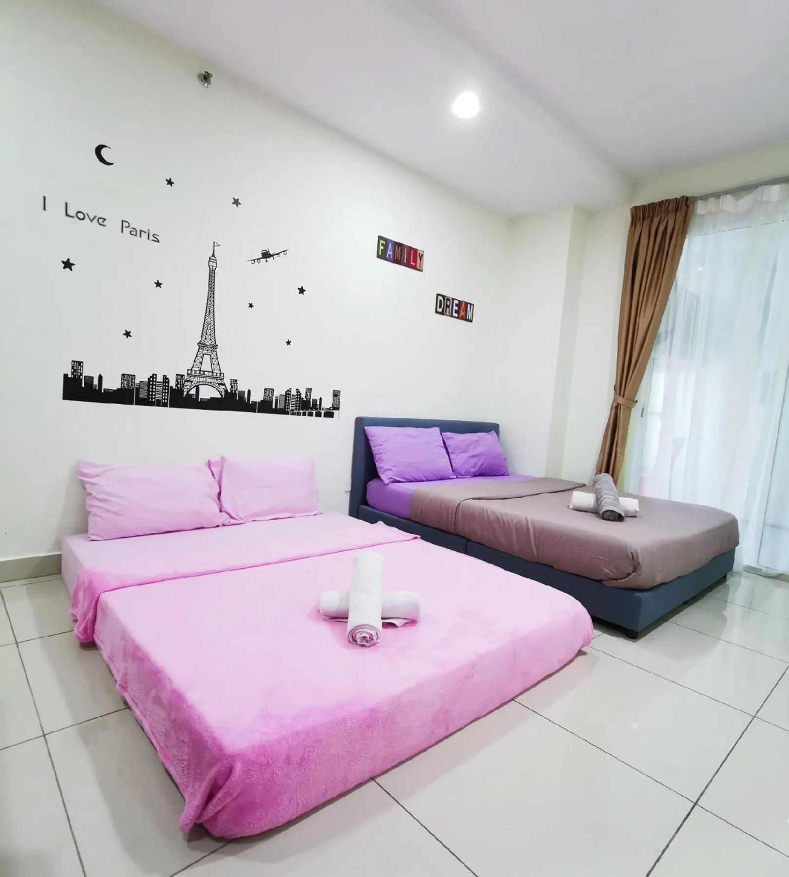 Living room, Bed in Mansion One by Sky Hive