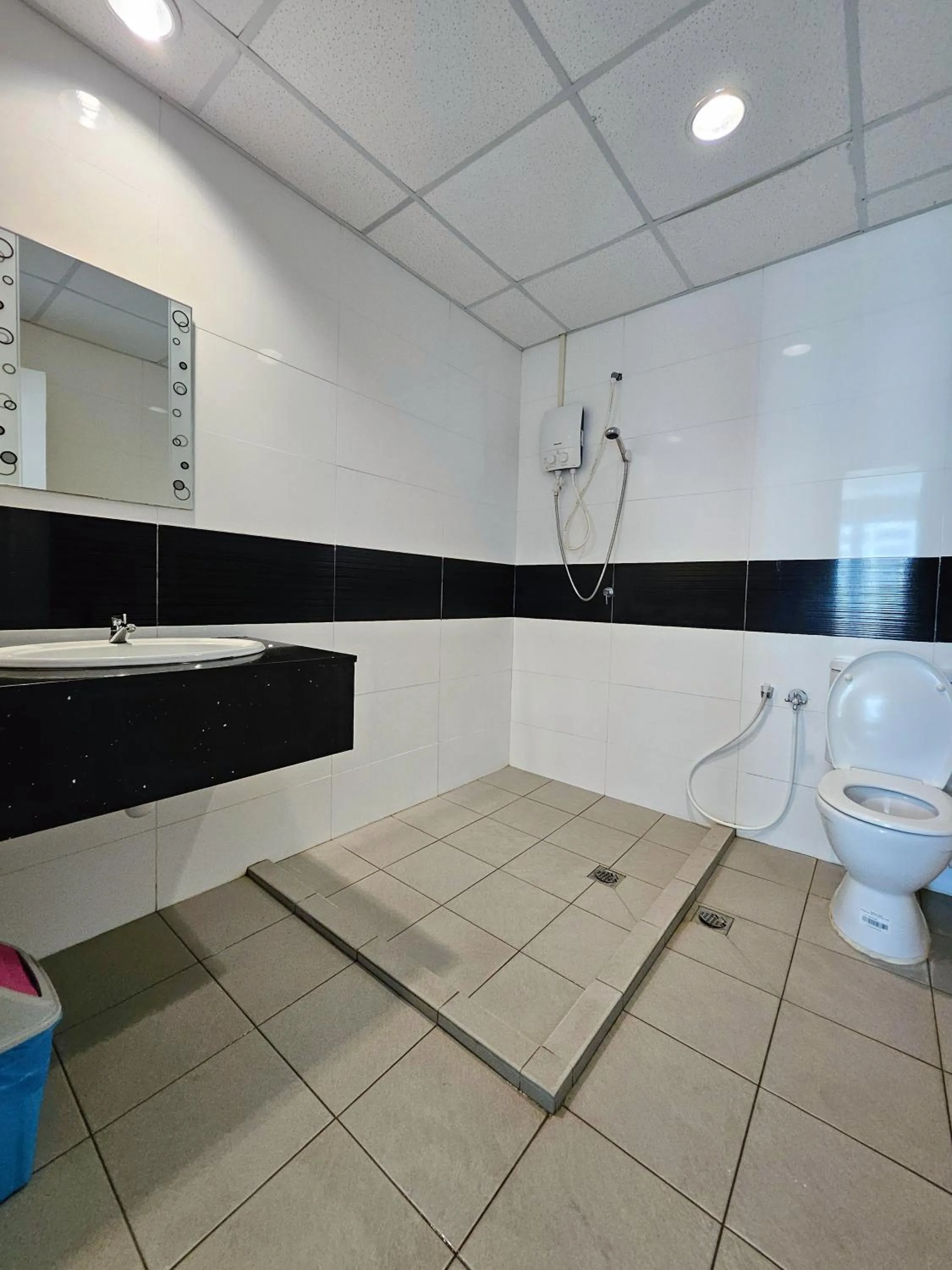 Bathroom in Mansion One by Sky Hive