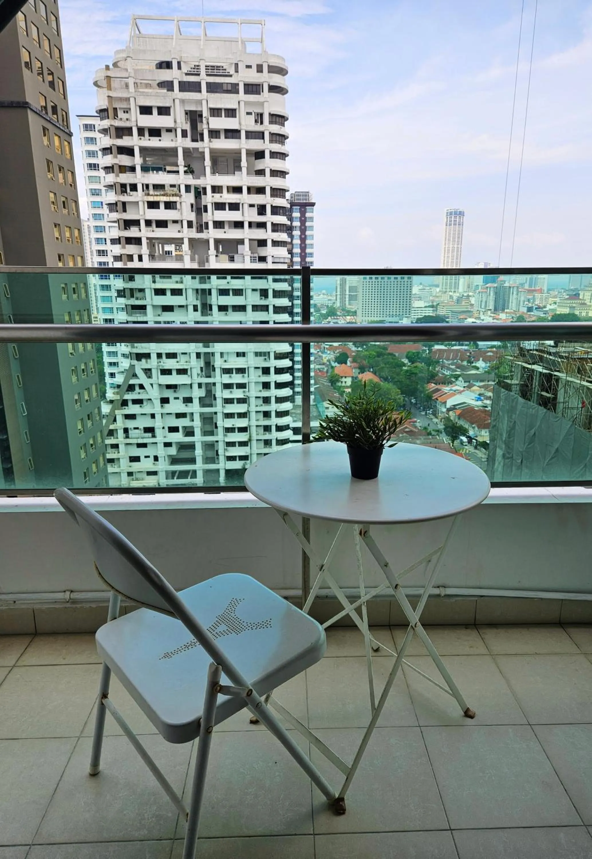 Balcony/Terrace in Mansion One by Sky Hive