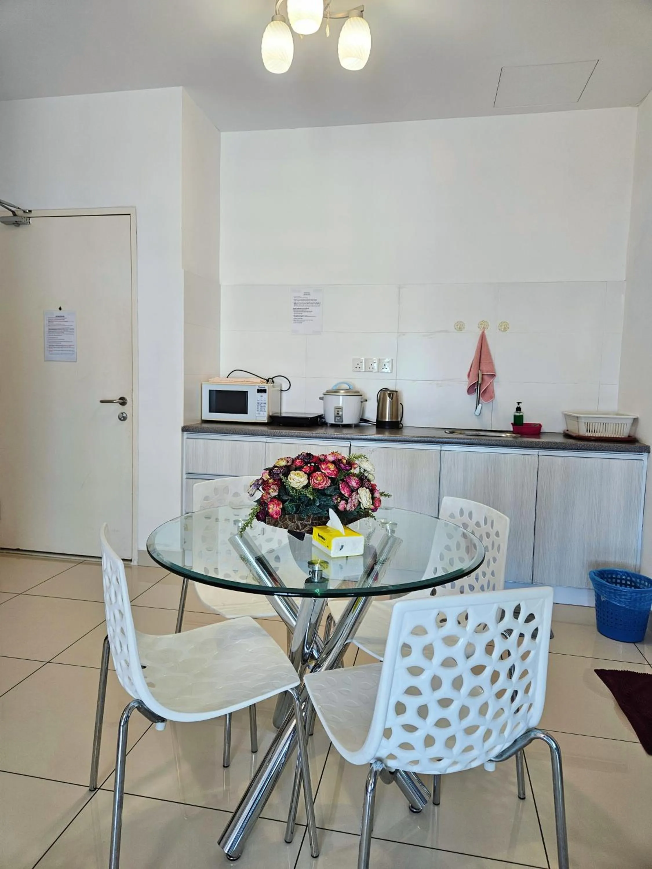 Dining area in Mansion One by Sky Hive