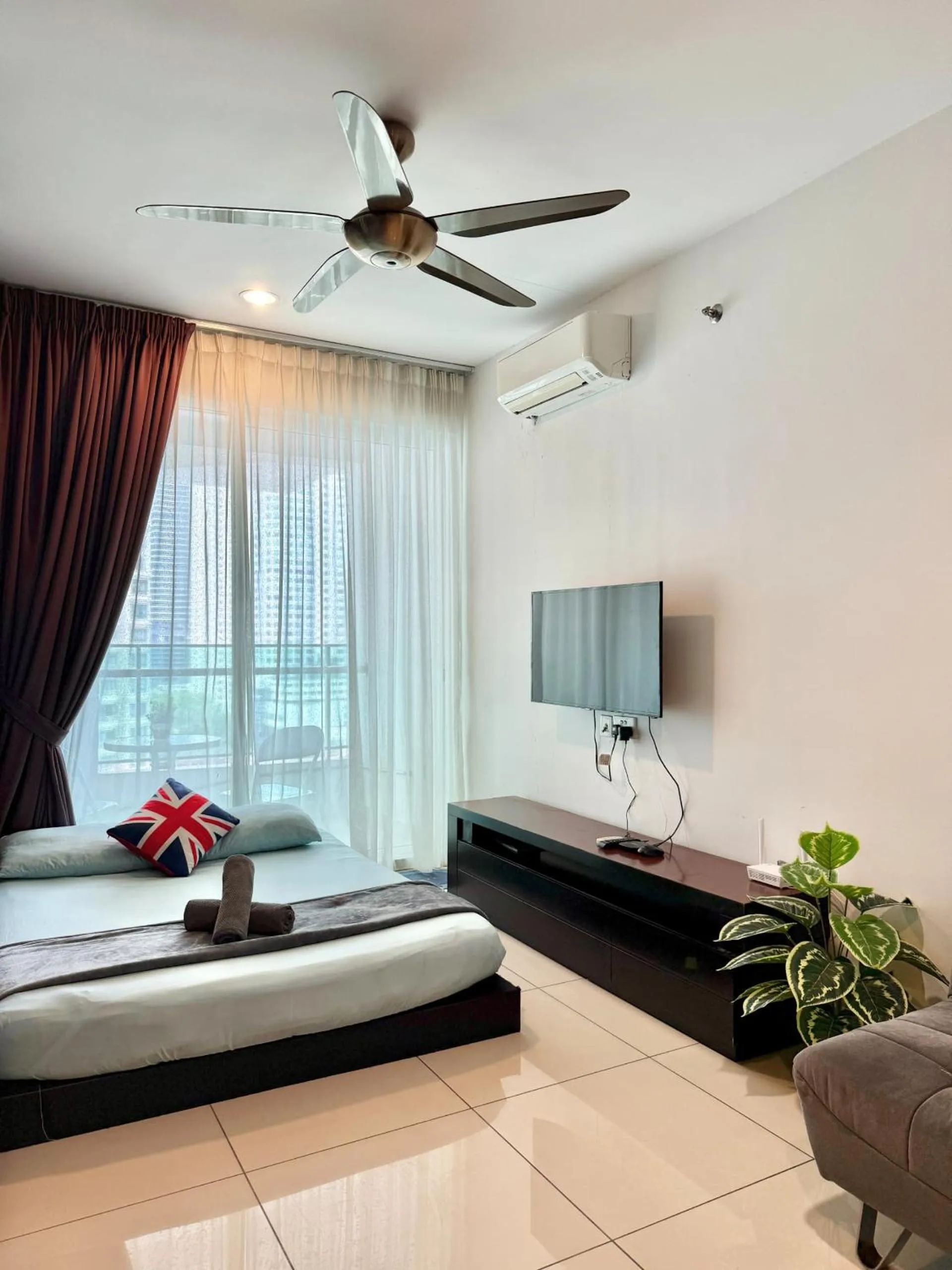 Living room, Bed in Mansion One by Sky Hive