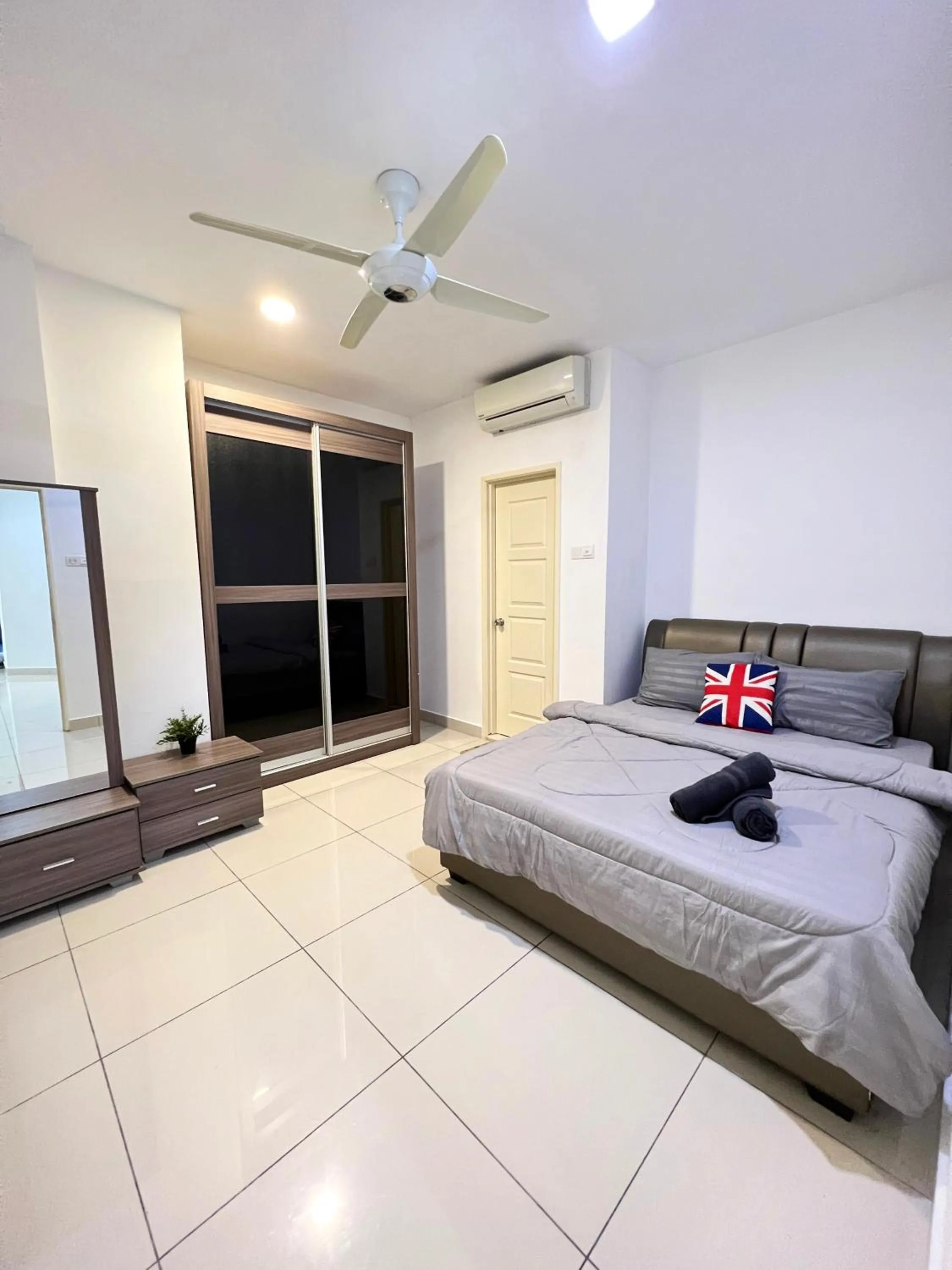 Bedroom, Bed in Mansion One by Sky Hive